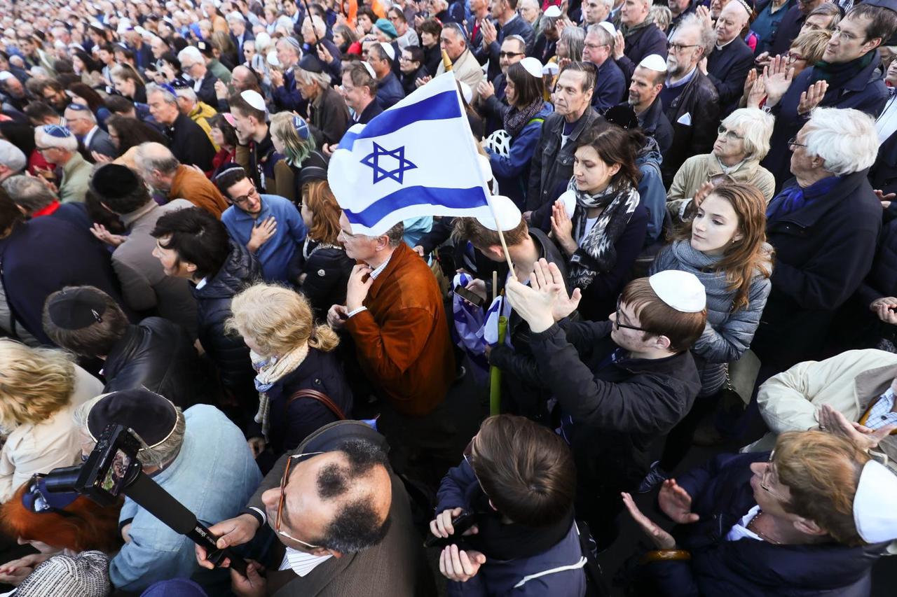 Berlin wears Kippah