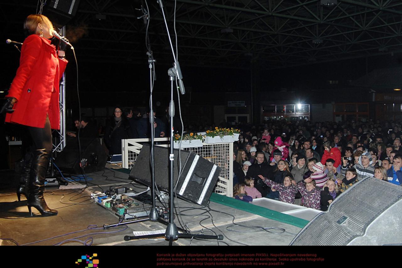 '01.01.2012., Sisak - Nekoliko stotina Siscana 2012. godinu docekalo je na Gradskoj trznici, a zabavljali su ih Antonia Sola i The Beatles Revival. Photo:Nikola Cutuk/PIXSELL'