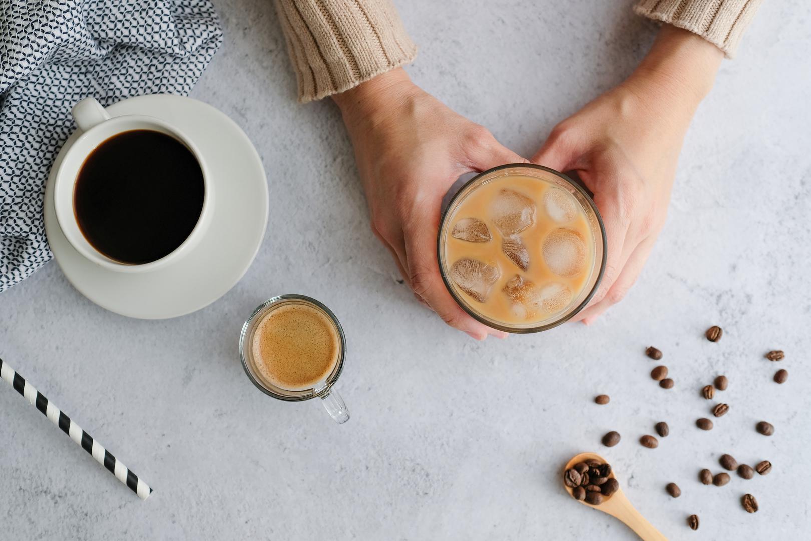 Popularne napitke od kave također ne treba zanemariti u procesu mršavljenja. Jedan latte sa sirupom može sadržavati i do 300 kalorija. Ako tijekom dana popijete dvije takve kave, to je dodatnih 600 kalorija koje mogu značajno usporiti vaš gubitak težine i narušiti zdravu prehranu.