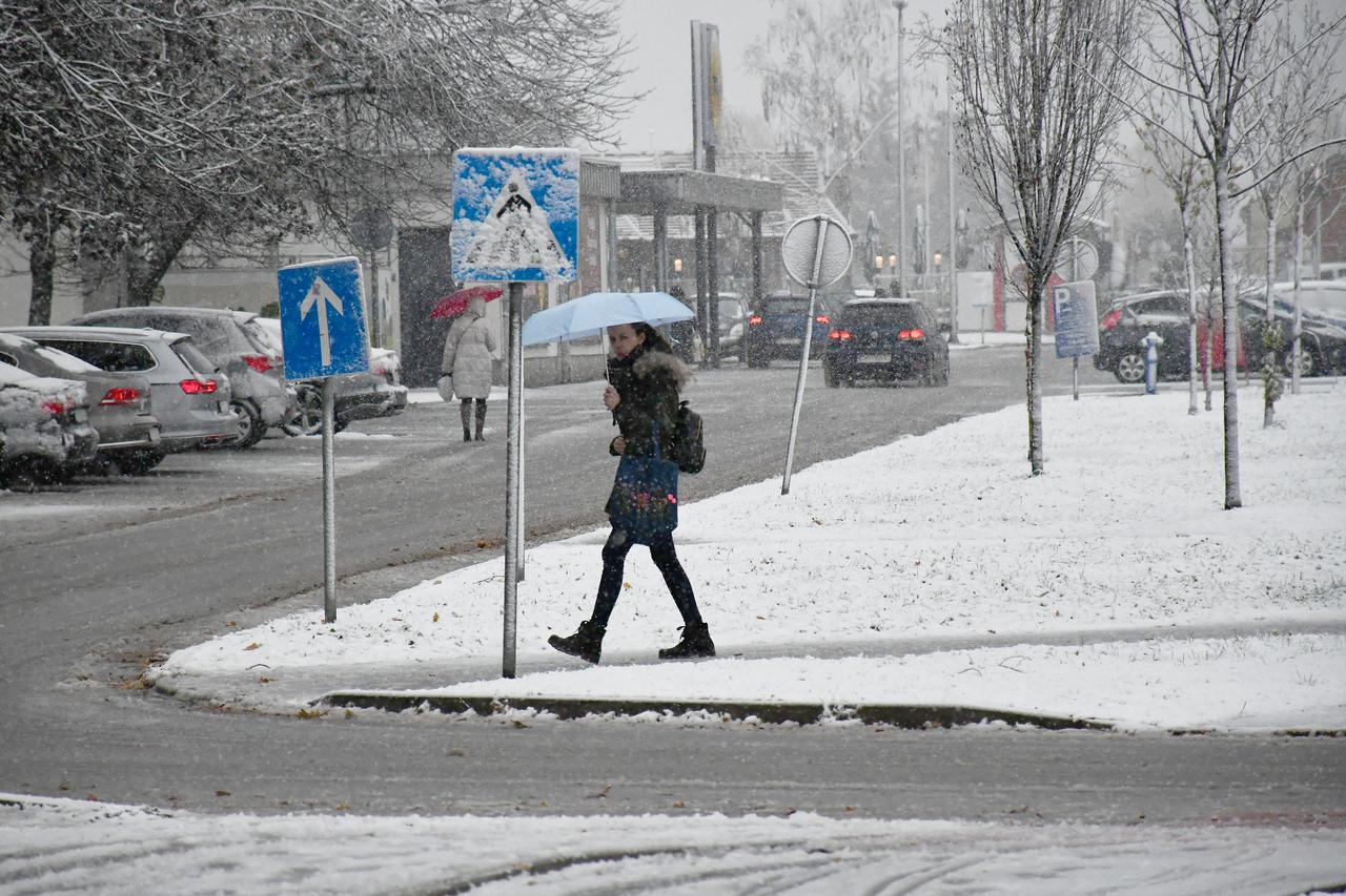 Slavonski Brod: Gusti snijeg stvara probleme i zastoje u prometu