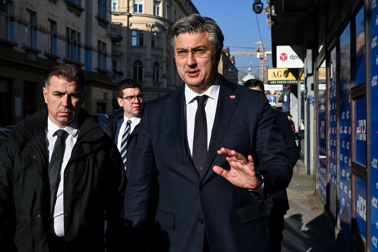 Predsjednik Vlade i HDZ-a Andrej Plenkovic dolazi na sjednicu Predsjednistva HDZ-a u prostorije Gradskog odbora HDZ-a u Gundulicevoj ulici