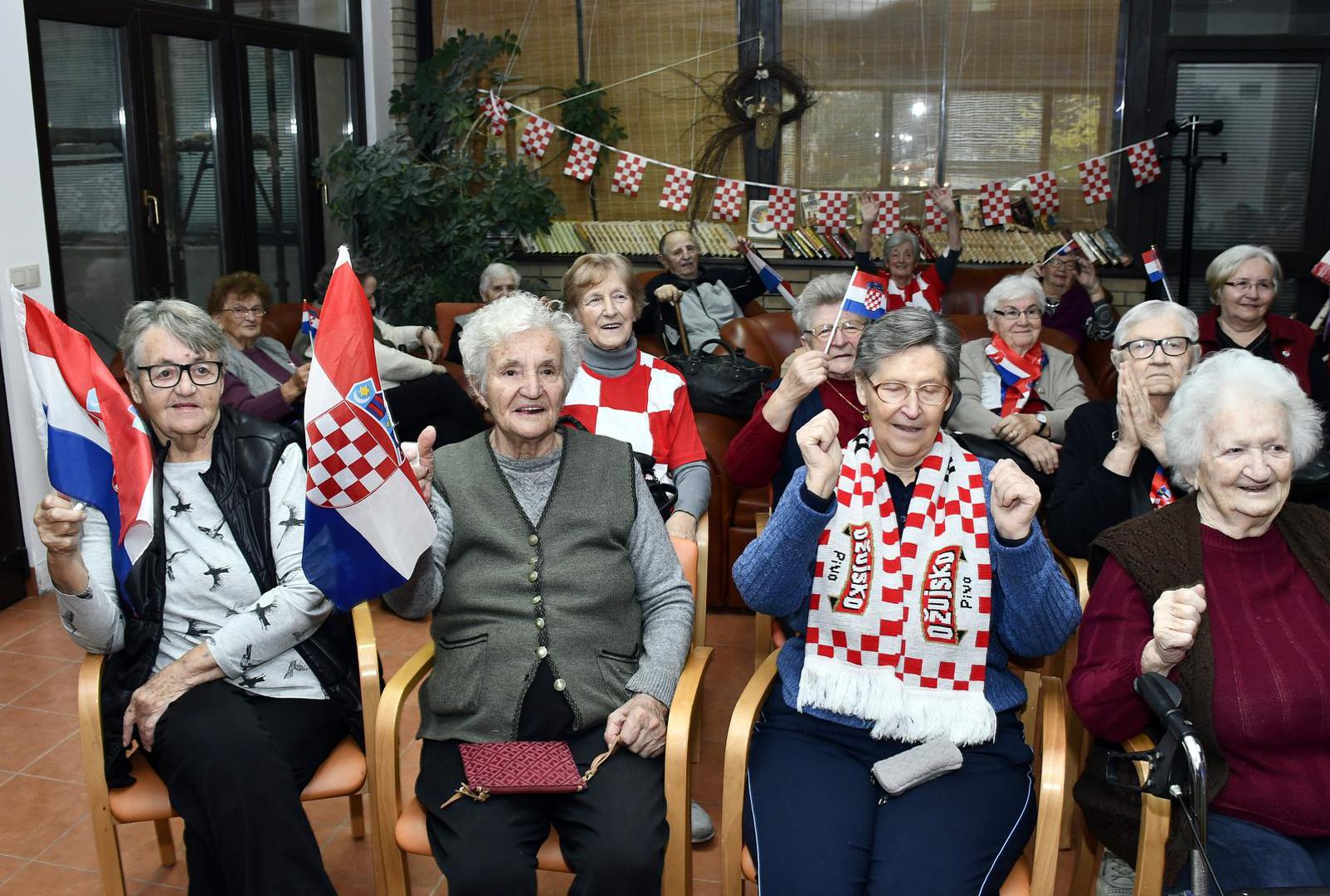 23.11.2022., Sisak - Djelatnici i korisnici Doma za starije i nemocne osobe sa zanimanjem su pratili utakmicu Svjetskog nogometnog prvenstva izmedju Hrvatske i Maroka. 

  Photo: Nikola Cutuk/PIXSELL