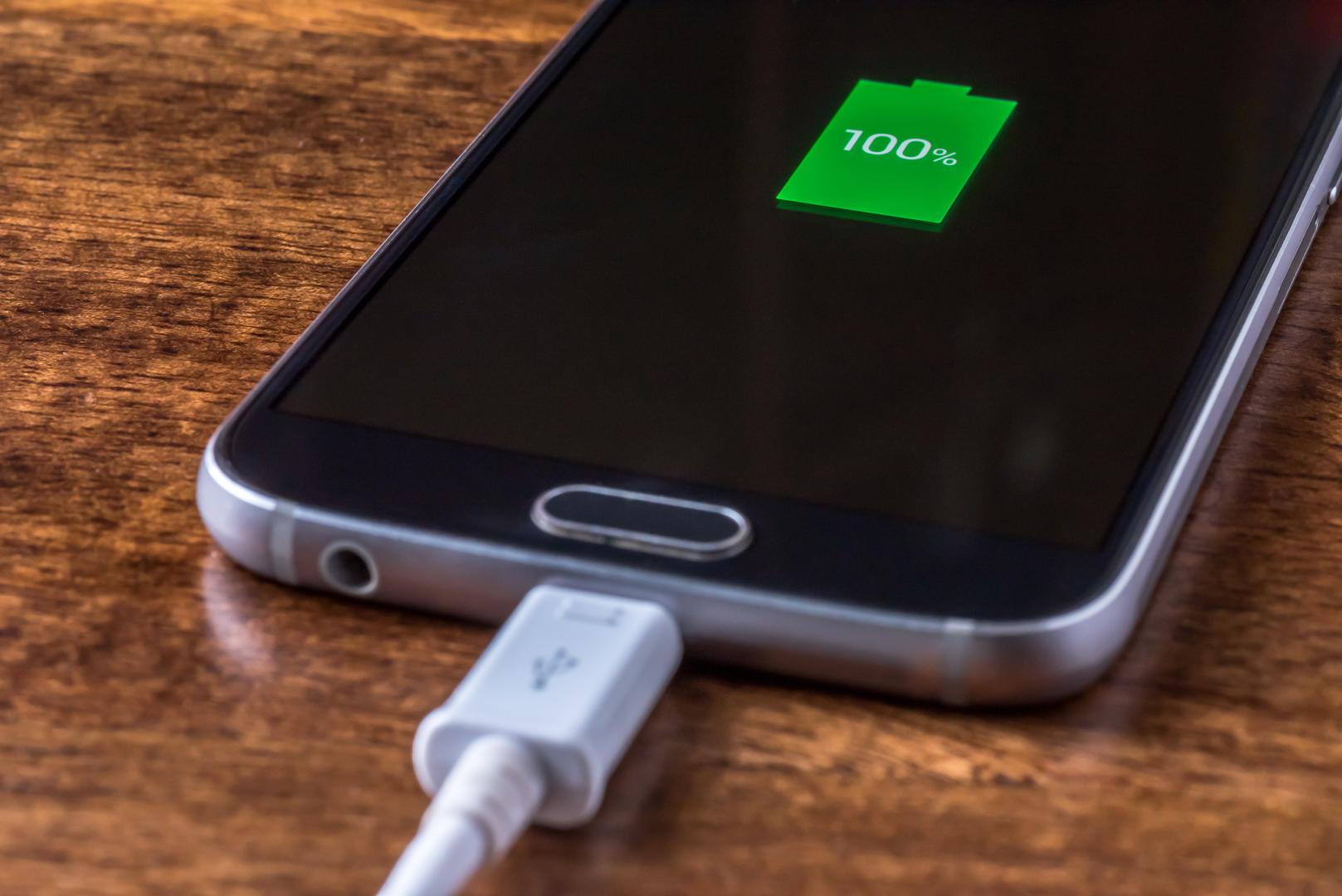 Pravilo 20/80: "Jeste li znali da je stalno punjenje telefona od 0% do 100% zapravo užasno za vašu bateriju? Ovo i opetovano punjenje i pražnjenje vašeg telefona, poznato i kao ciklusi punjenja, značajno utječe na životni vijek baterije. Zapravo je najbolje da vaš uređaj bude napunjen između 20% i 80% - posebno s iPhone uređajima koji koriste litij-ionske baterije. Ako imate iPhone s iOS-om 13 ili novijim, možete uključiti Appleovu značajku Optimizirano punjenje baterije, koja se može pronaći u Postavkama – Baterija. Uz to će se vaš telefon prestati puniti na 80%. Uključivanje ove značajke omogućuje vašem telefonu da uči iz vaših svakodnevnih navika punjenja kako bi poboljšao životni vijek baterije", objasnio je stručnjak.