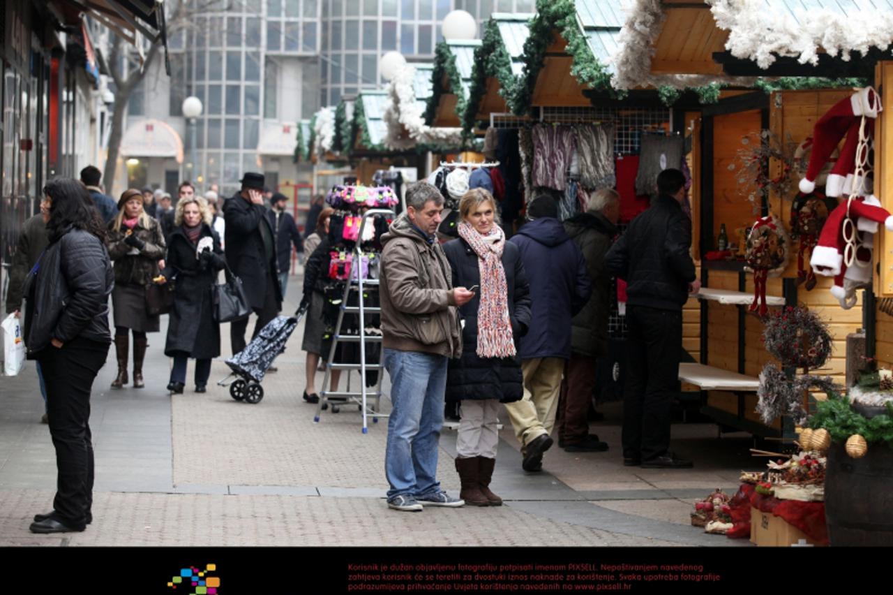 '01.12.2011., Zagreb - Pocela prigodna prodaja na standovima u Bogovicevoj ulici. Photo: Patrik Macek/PIXSELL'