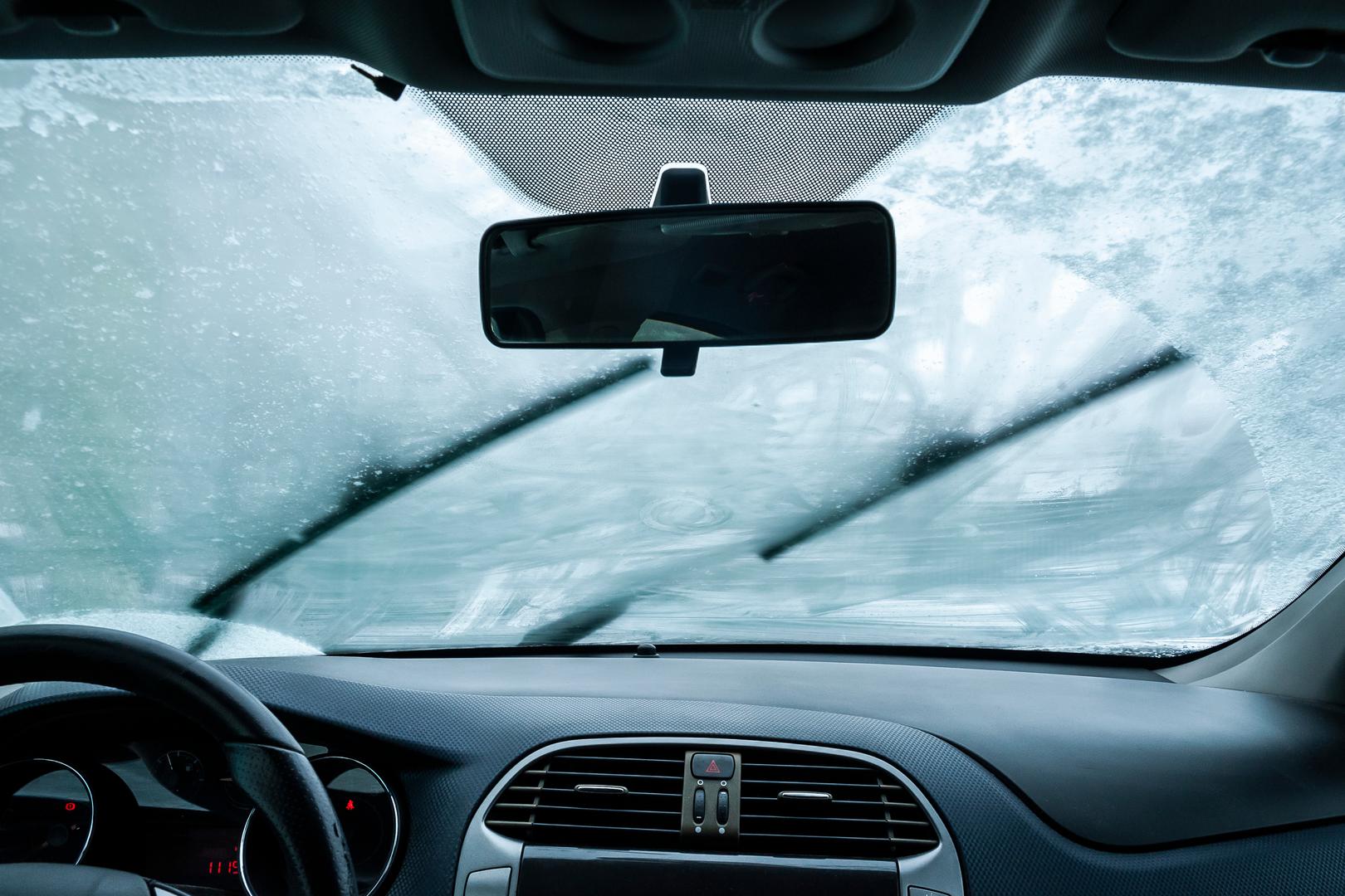 Zamagljivanje stakla u automobilu čest je problem s kojim se vozači susreću, posebno tijekom hladnih i kišnih dana. Ova pojava smanjuje vidljivost i može ugroziti sigurnost u vožnji. To se događa jer hladan zrak zimi može zadržati manje vlage pa se umjesto toga vlaga taloži u okolini. Postoje i faktori koji pogoduju magljenju stakala ili povećavaju vlagu u unutrašnjosti, a to su loš parkirni prostor ili loše čišćenje stakala. Zato su stručnjaci ADAC-a podijelili najbolje savjete kako brzo riješiti zamagljena stakala, kao i kako spriječiti vlagu u autu, piše Fenix Magazin.