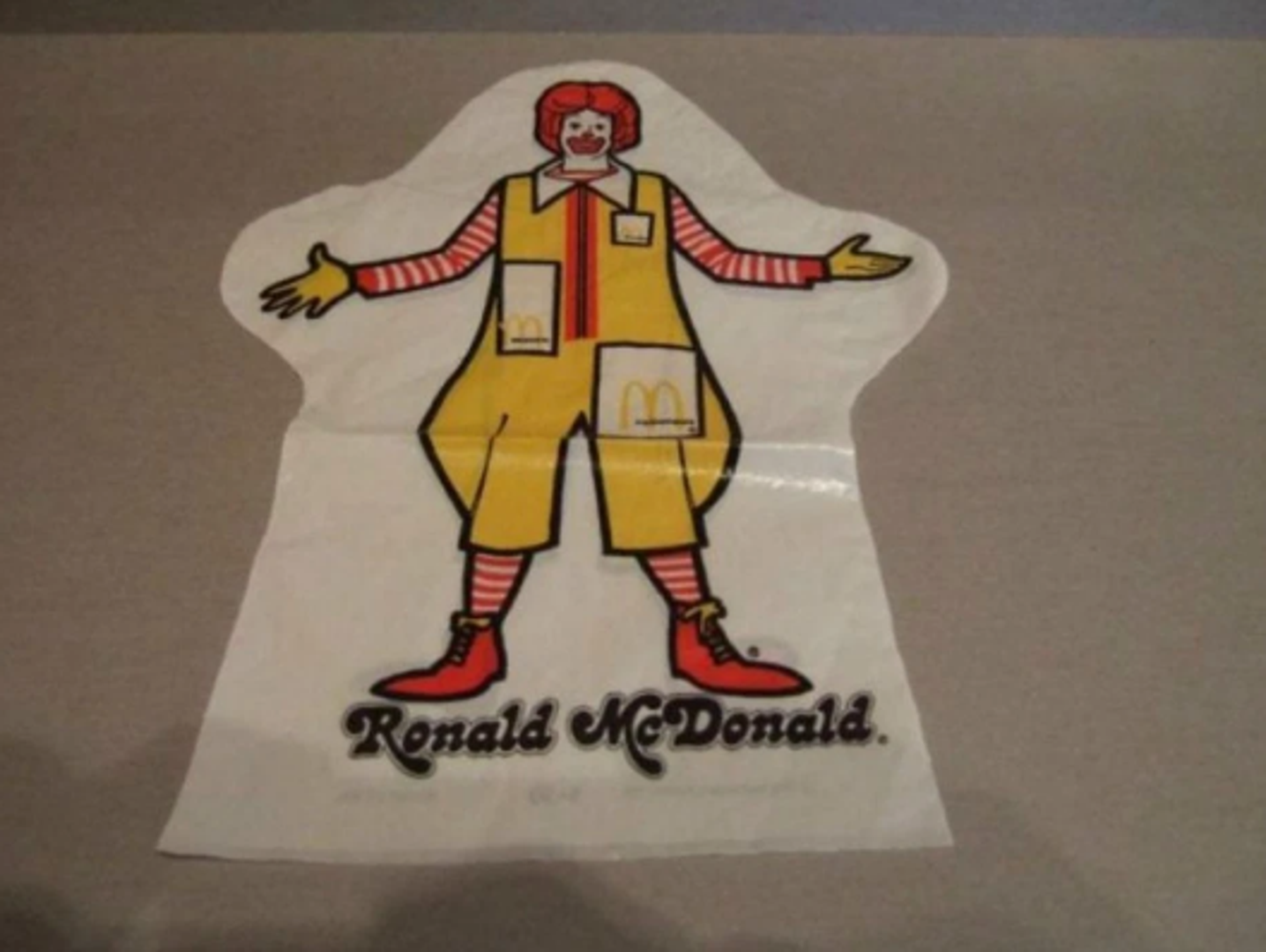 Još jedna vrsta igračke koja se dijelila u Happy Mealu bile su plastične rukavice s likom Ronalda McDonalda.