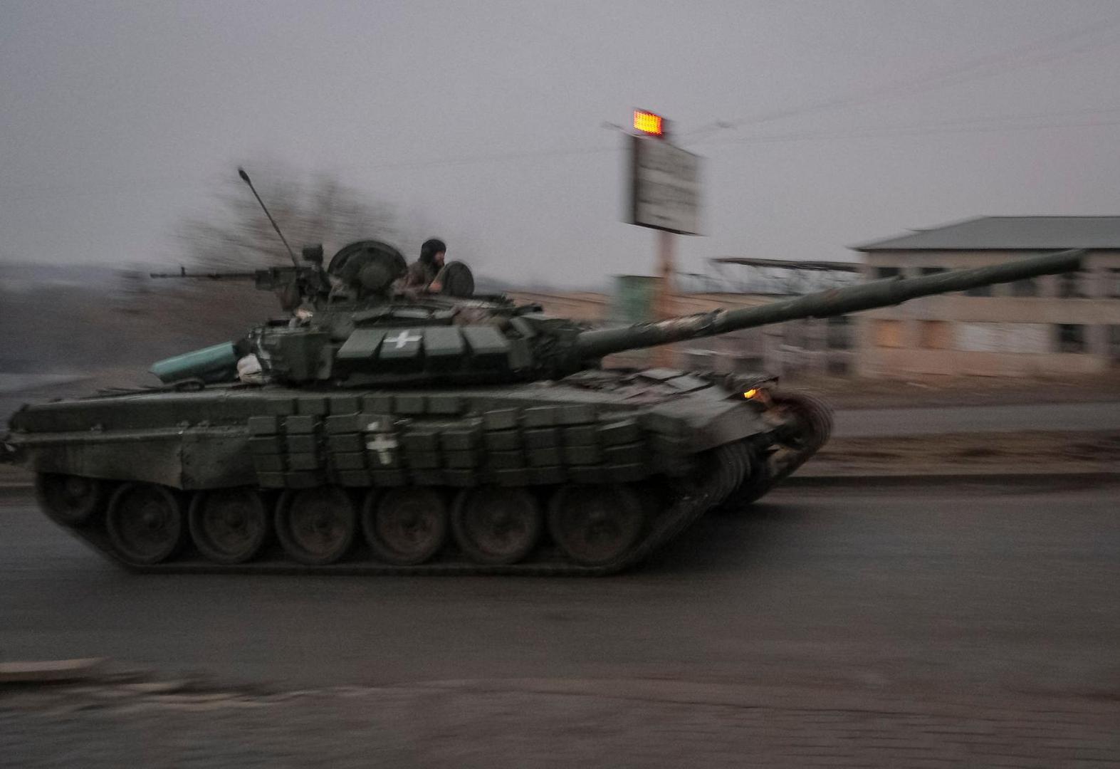 Ukrainian service members ride a tank, amid Russia's attack on Ukraine, near the front line city of Bakhmut, Donetsk region, Ukraine February 27, 2023. REUTERS/Alex Babenko Photo: Stringer/REUTERS