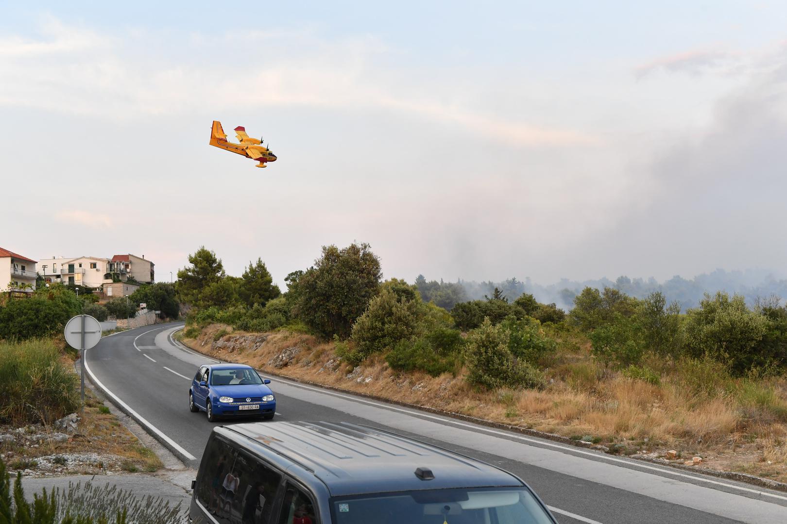 Iz policije i JVP-a Trogir govore nam kako evakuacije nema, no brojni su se pribojali pa su odlučili ipak otići. 