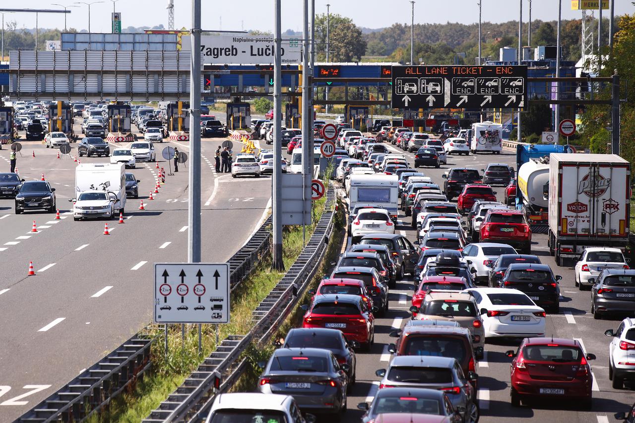 Zagreb: Na naplatnoj postaji Lučko u smjeru mora kolona duga oko deset kilometra