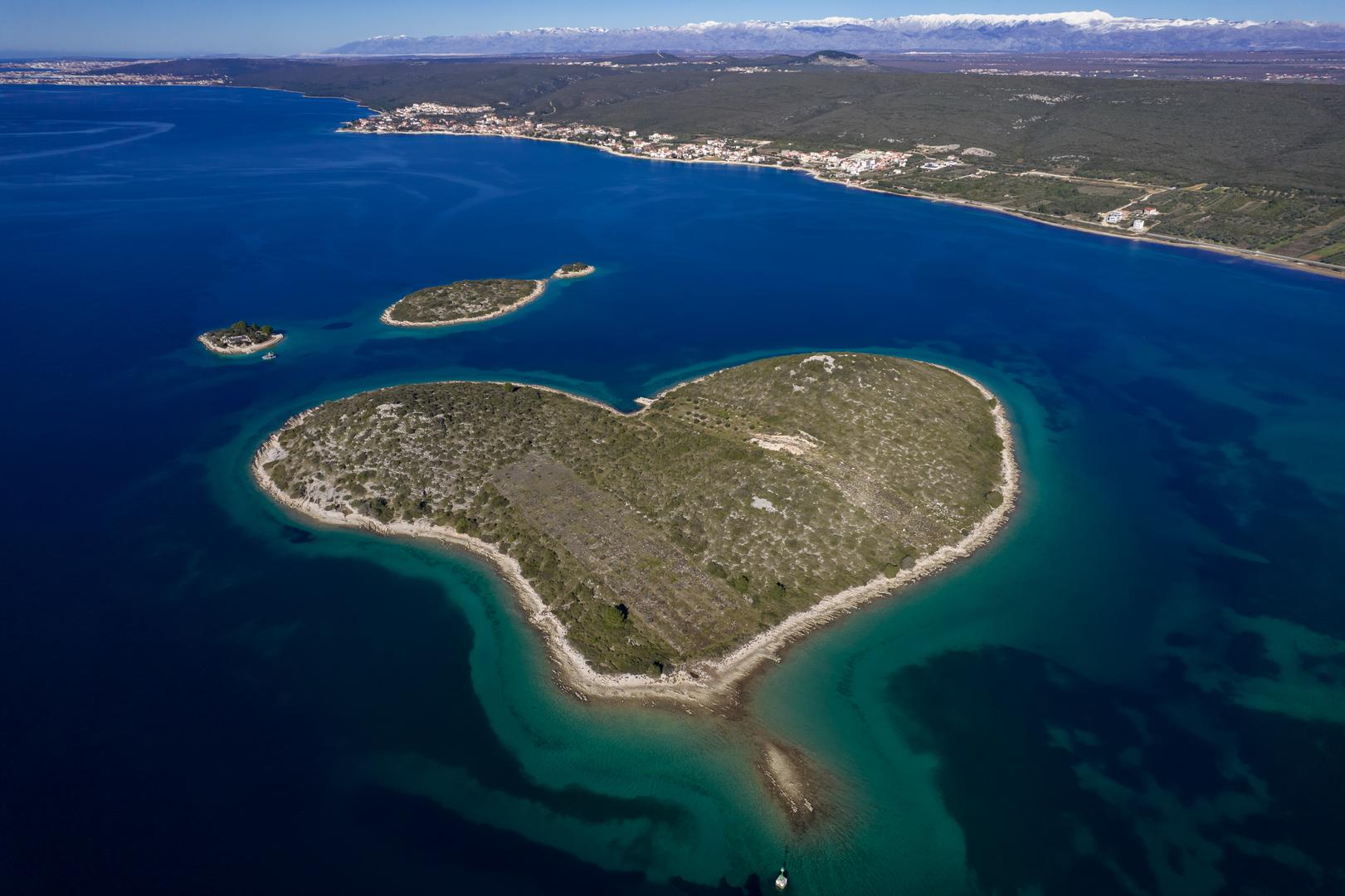 31.01.2023., Otocic Galesnjak, mnogima je znan i kao Otok zaljubljenih. Zbog svog specificnog oblika srca postao je prepoznatljiv otocic nase obale diljem svijeta. Rijec je  nenaseljenom otocicu smjestenom u Pasmanskom kanalu, a moguce ga je posjetiti barkom ili brodom. Photo: Dino Stanin/PIXSELL