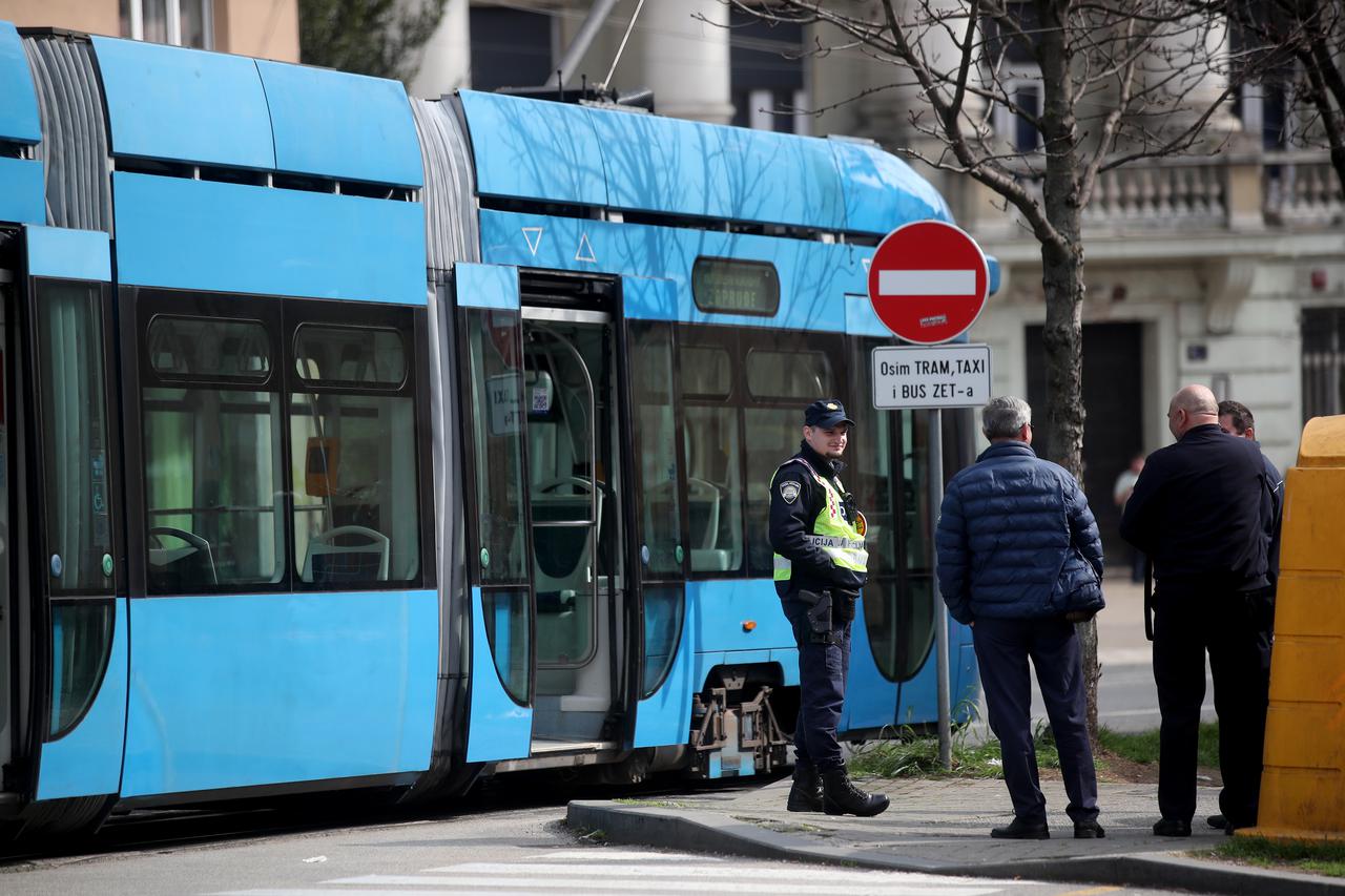 Zagreb: Tramvaj kod Langovog trga naletio na muškarca koji je prevezen u bolnicu