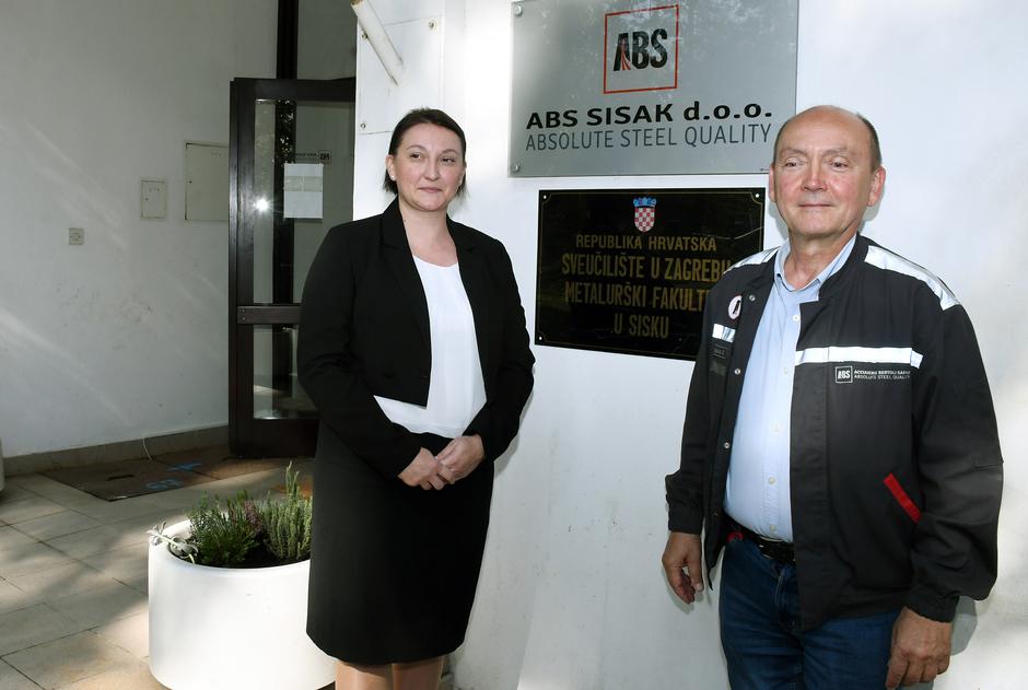 Predstavnica Metalurškog fakulteta dr. sc. Ivana Ivanić i predsjednik uprave ABS-a Sisak Davor Šošićvnica Metalurškog fakulteta dr. sc. Ivana Ivanić