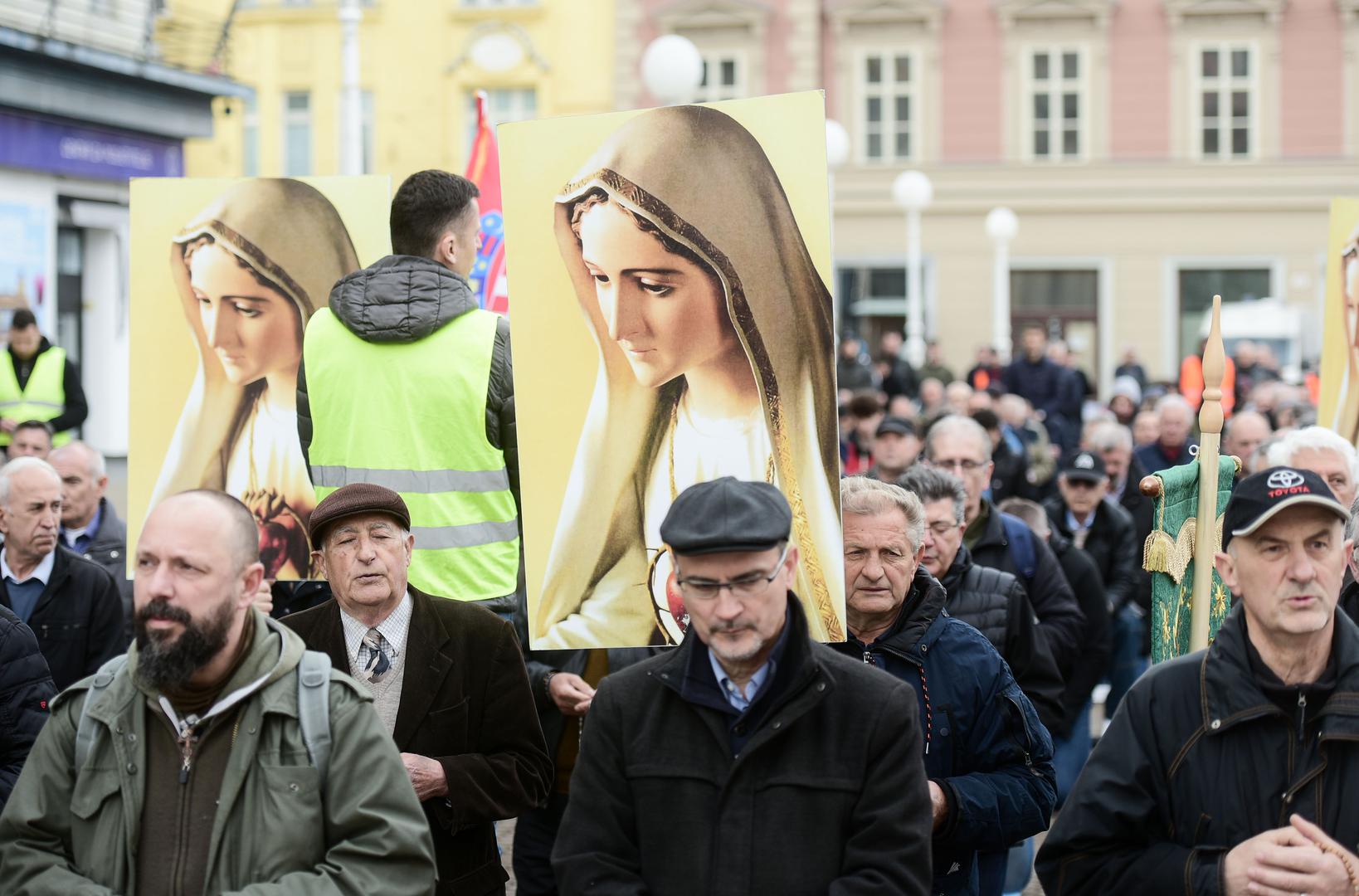 04.03.2023., Zagreb - Muskarci prve subote u mjesecu na muskoj molitvi krunice koja se odrzava na Trgu bana Josipa Jelacica gdje su i ove subote bilo ometanu od strane prosvjednika. Osim u Zagrebu, muskarci mole krunicu i u ostalih devet hrvatskih gradova. Photo: Neva Zganec/PIXSELL