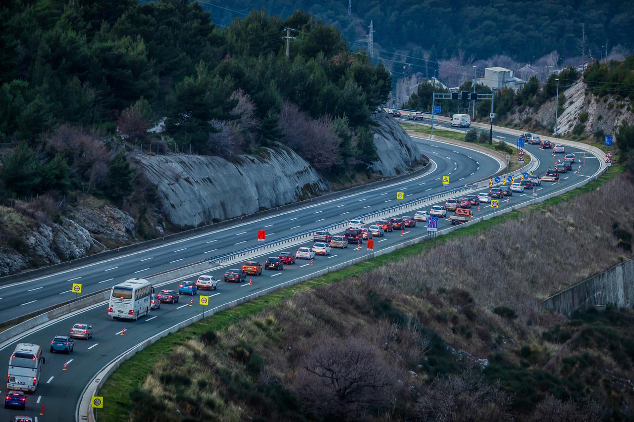 Pogled na kolonu na brzoj cesti Dugopolje-Split