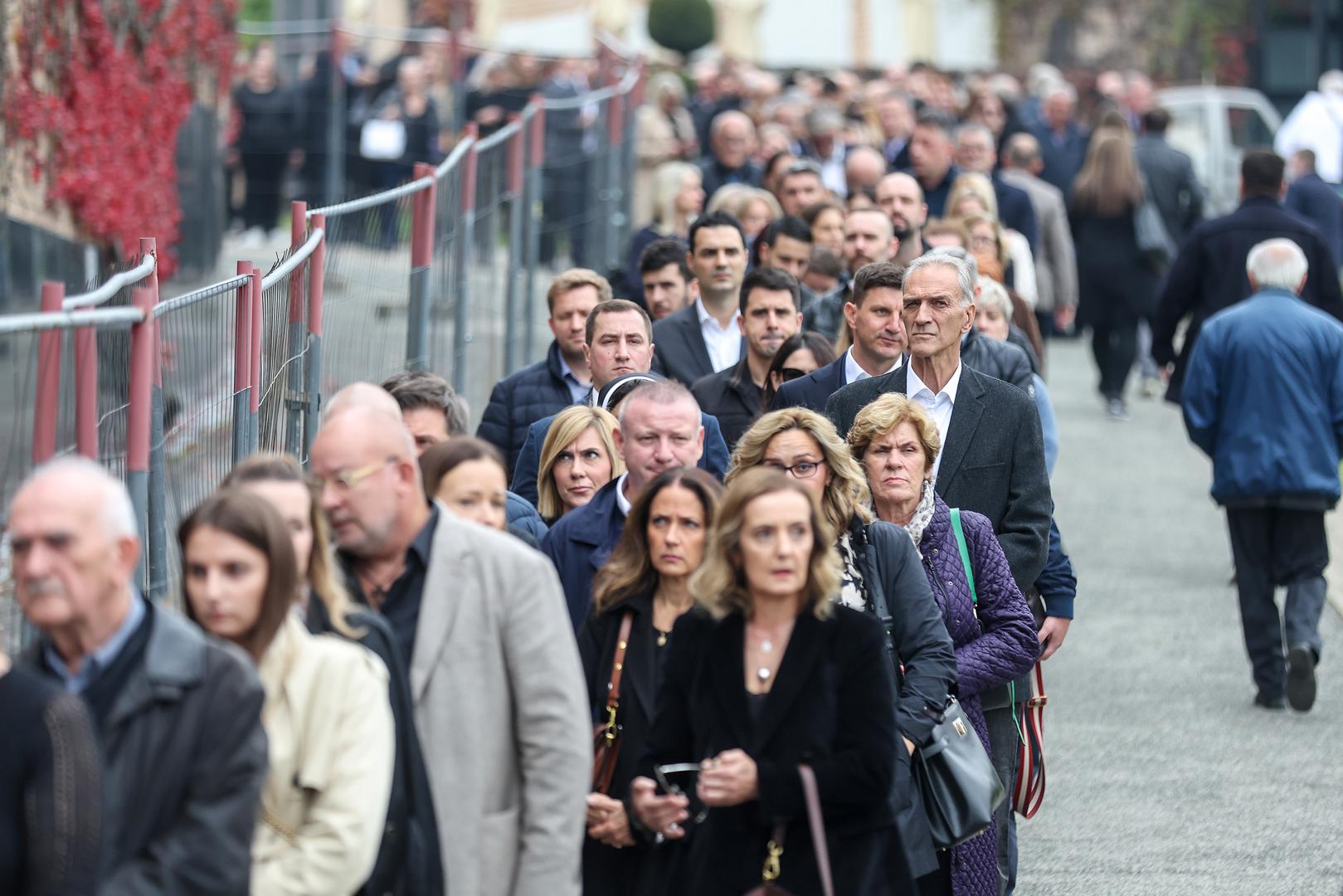 Zajedno se opraštamo od njega, s nadom da će njegova predanost i strast prema medicini ostati trajno urezani u srcima svih koji su ga poznavali, napisali su iz KBC-a Zagreb. 