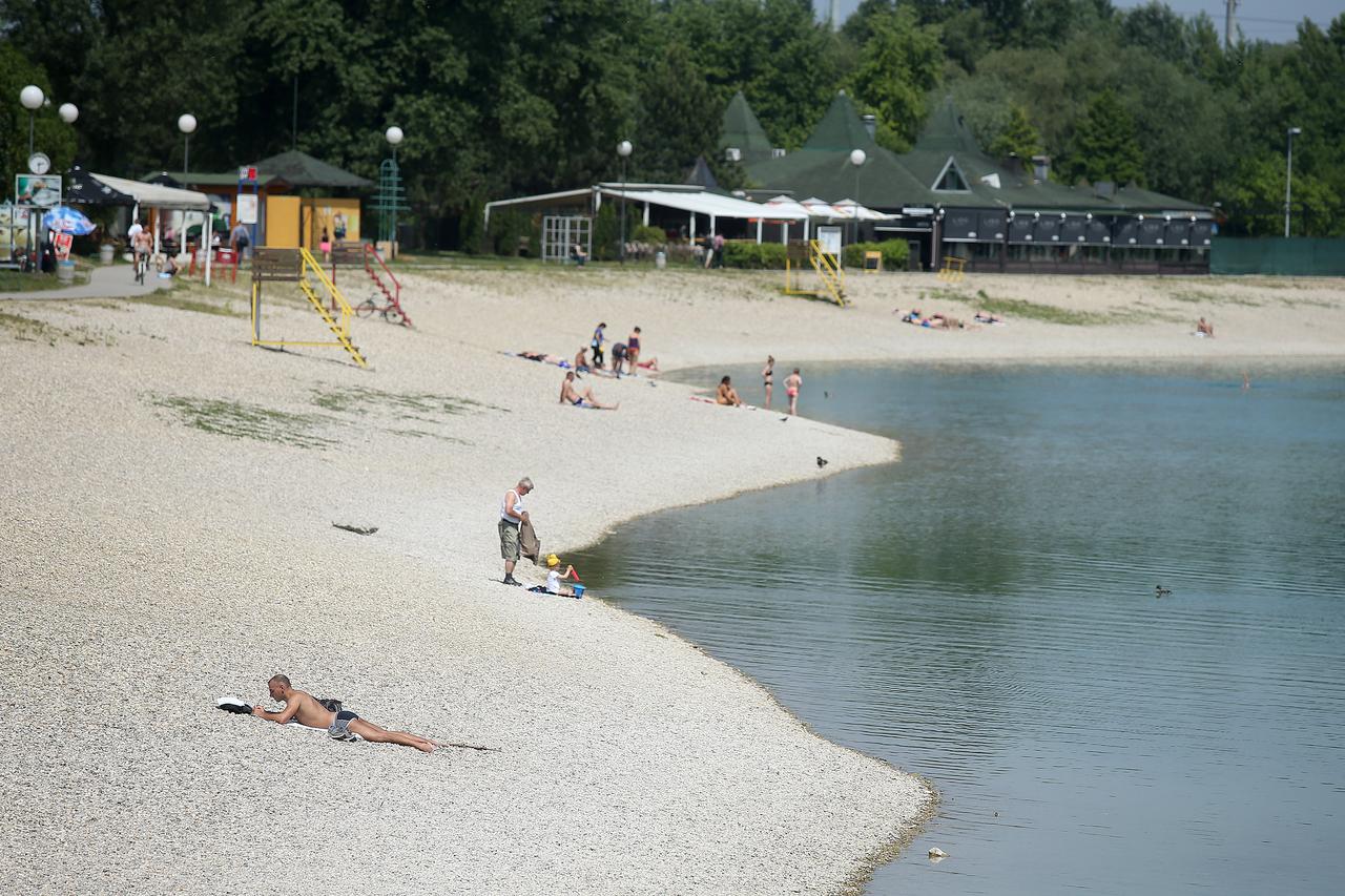 Zagreb: Gra?ani spas od vru?ina potražili na Jarunskom jezeru