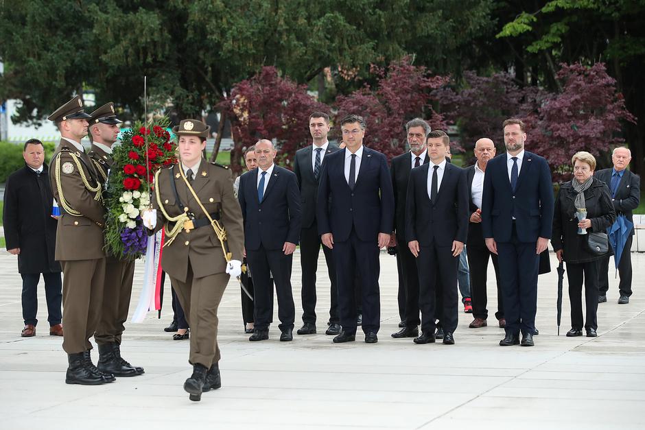 Zagreb: Predsjednik Vlade Andrej Plenković i predsjednik Hrvatskoga sabora Gordan Jandroković položili su vijenac kod Spomenika domovini