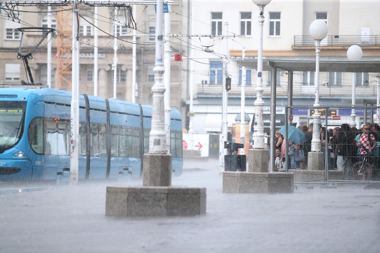 Zagreb: Ljetni pljusak iznenadio građane