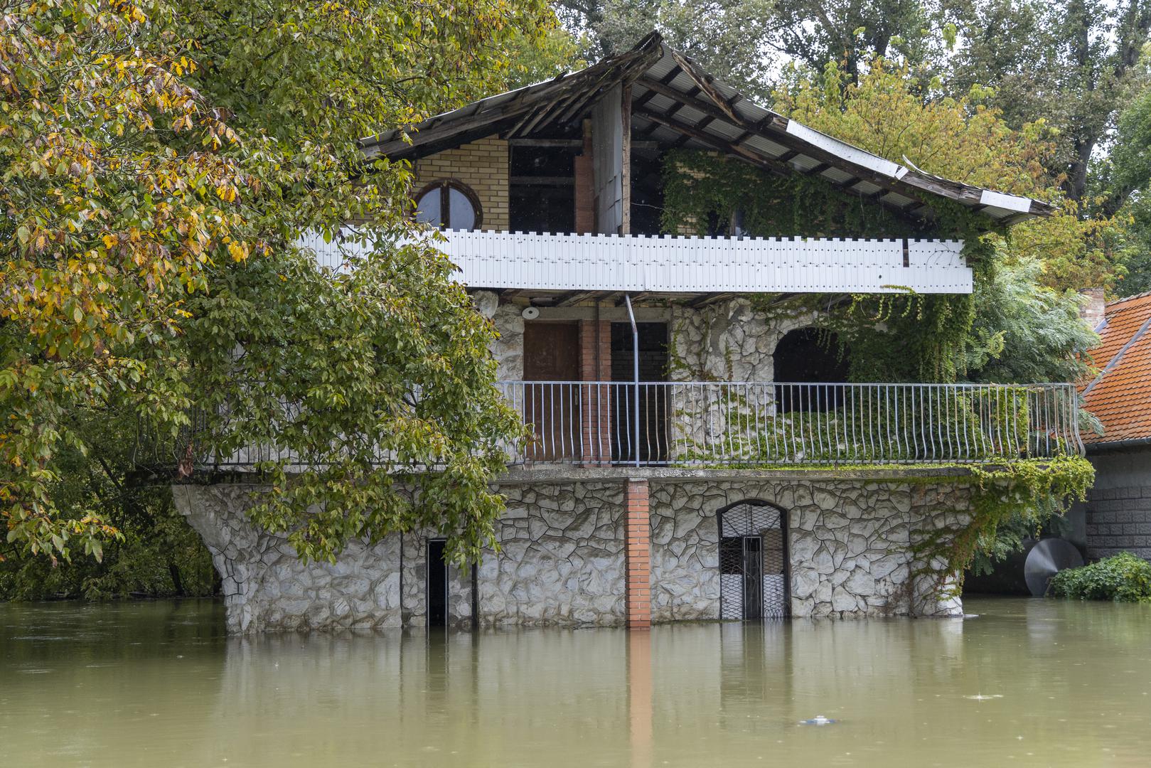 Na snazi su izvanredne mjere obrane od poplave, kao i u Tikvešu, dok su u Vukovaru i Osijeku poduzete mjere redovne obrane od poplave zbog vodostaja Dunava, to jest Drave.