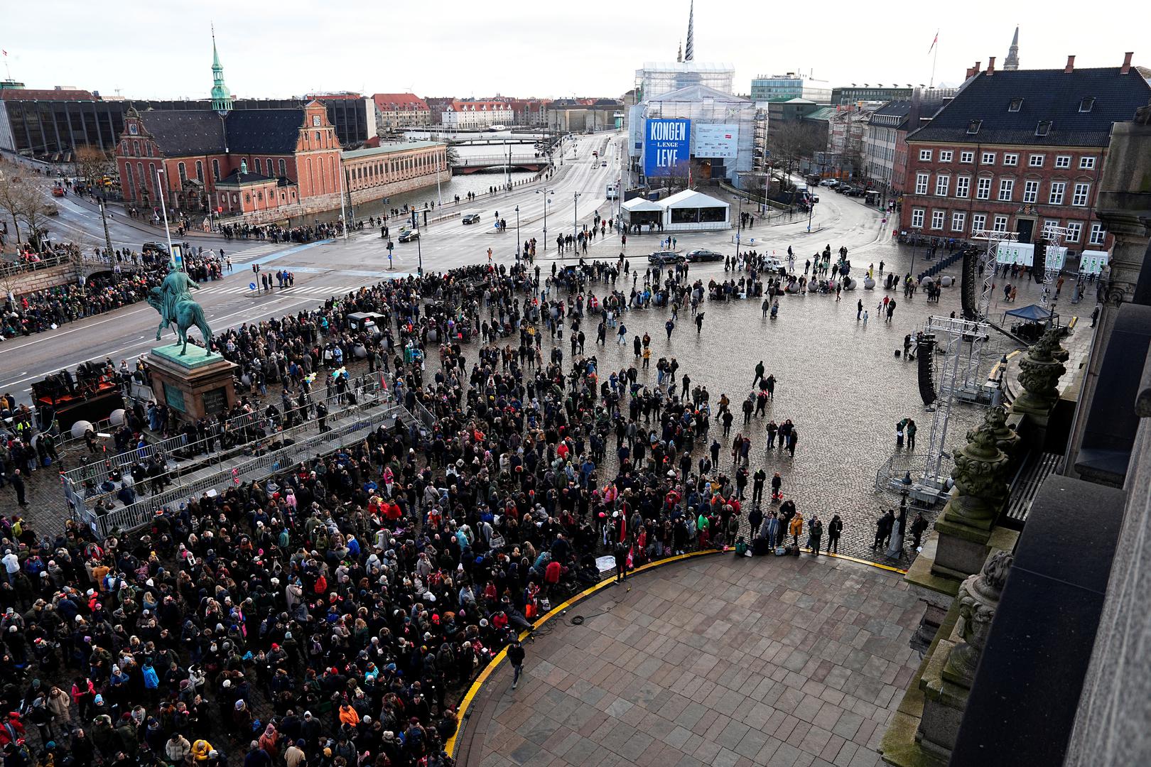 People gather at the Christiansborg Castle Square, on the day Denmark's Queen Margrethe abdicates after a reign of 52 years and her elder son, Crown Prince Frederik, ascends the throne as King Frederik X in Copenhagen, Denmark, January 14, 2024. Ritzau Scanpix/Mads Claus Rasmussen via REUTERS    ATTENTION EDITORS - THIS IMAGE WAS PROVIDED BY A THIRD PARTY. DENMARK OUT. NO COMMERCIAL OR EDITORIAL SALES IN DENMARK. Photo: Ritzau Scanpix Denmark/REUTERS