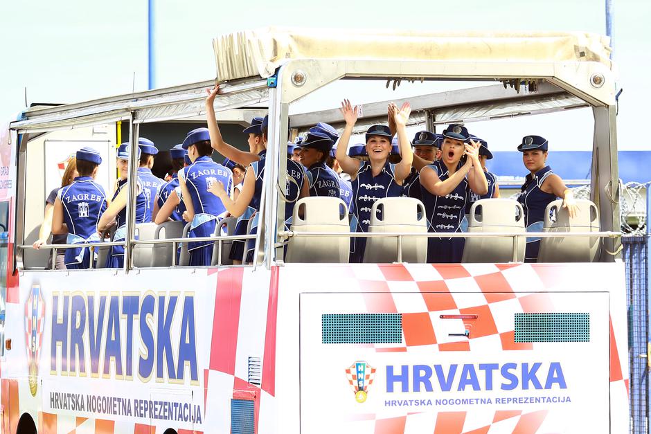 Autobus s mažoretkinjama dolazi u zračnu luku kako bi dočekao vatrene