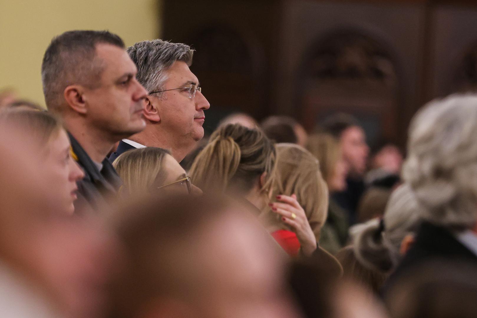 Premijer Plenković i supruga Ana u braku su viŠe od deset godina, a imaju troje djece, Marija, Milu i Ivana. Unatoč tome što se rijetko pojavljuje u javnosti, Ana je prepoznata po svojoj elegantnoj i decentnoj prisutnosti.