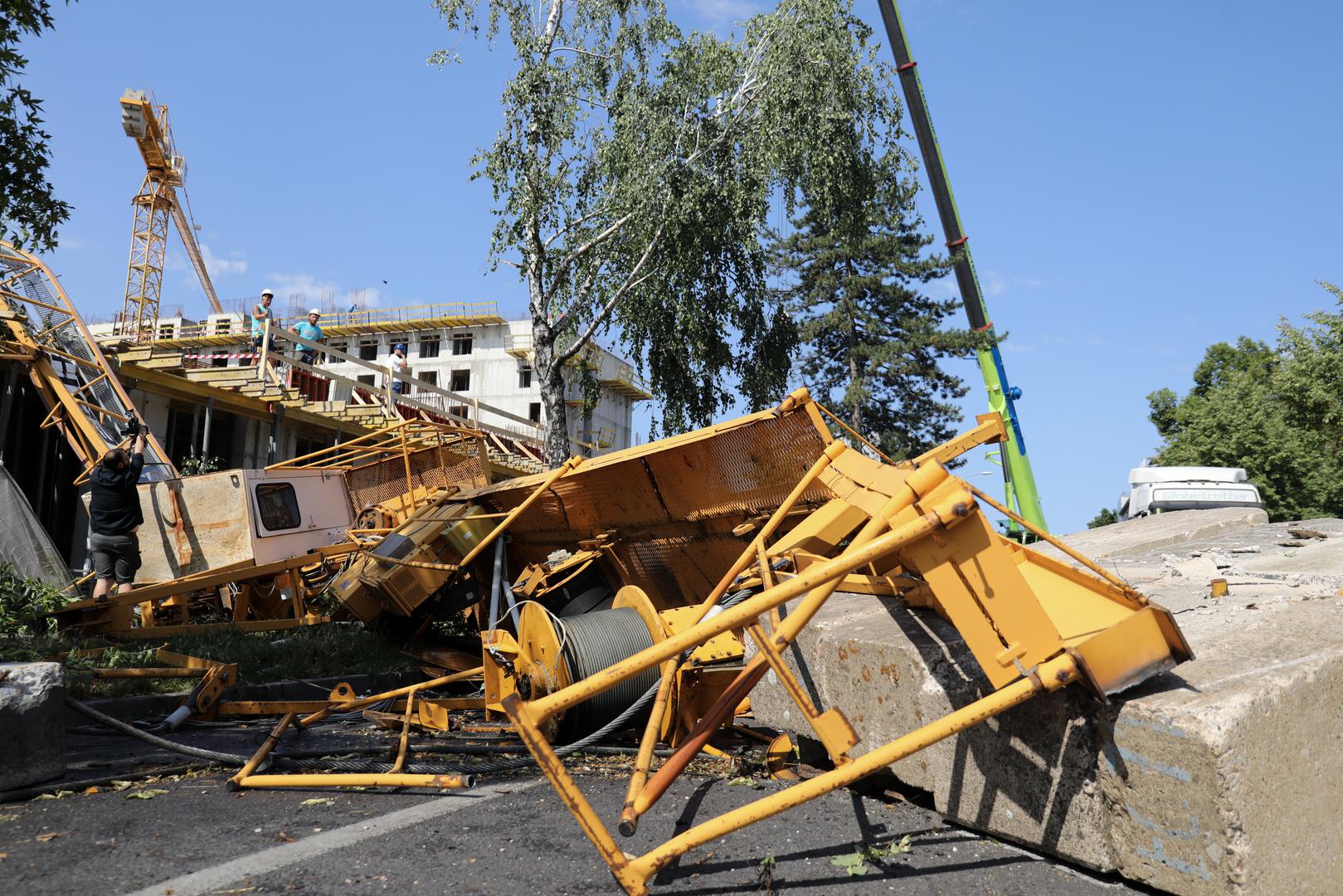 20.07.2023., Zagreb, Hrvatska - Uslijed strasnog nevremena i oluje u Prilazu baruna Filipovica pala je dizalica koja se ukopala u cestu. Photo: Emica Elvedji/PIXSELL