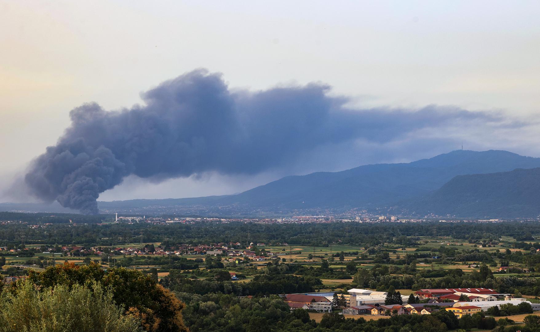 Crni gusti dim se, kažu građani Zaprešića, nadvio iznad cijelog grada. Jedna čitateljica nam javlja kako se dim vidi sve do Vrhovca. 