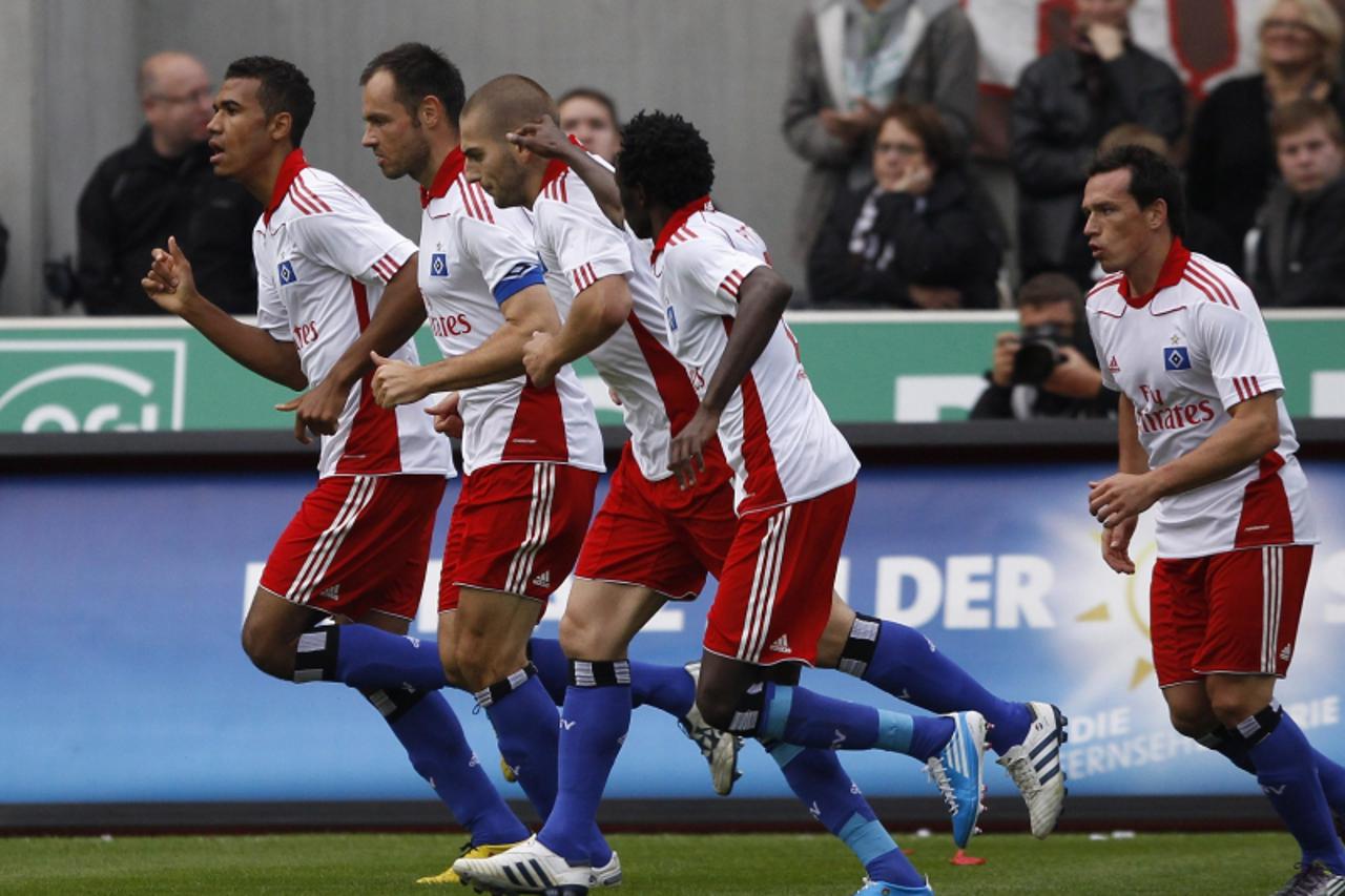 'Hamburg SV\'s Mladen Petric (3rd L) celebrates with team mates after scoring against FC St. Pauli during their German Bundesliga first division soccer match in Hamburg September 19, 2010. REUTERS/Chr