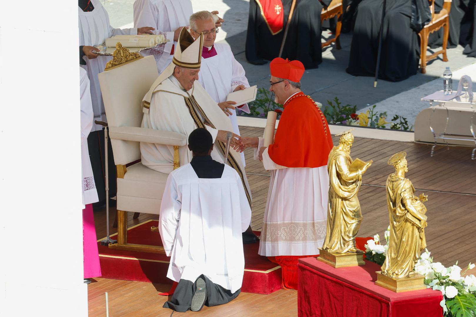 Pope Francis blesses new Cardinal Pierbattista Pizzaballa during a consistory ceremony to elevate Roman Catholic prelates to the rank of cardinal, in Saint Peter's square at the Vatican, September 30, 2023. REUTERS/Remo Casilli Photo: REMO CASILLI/REUTERS