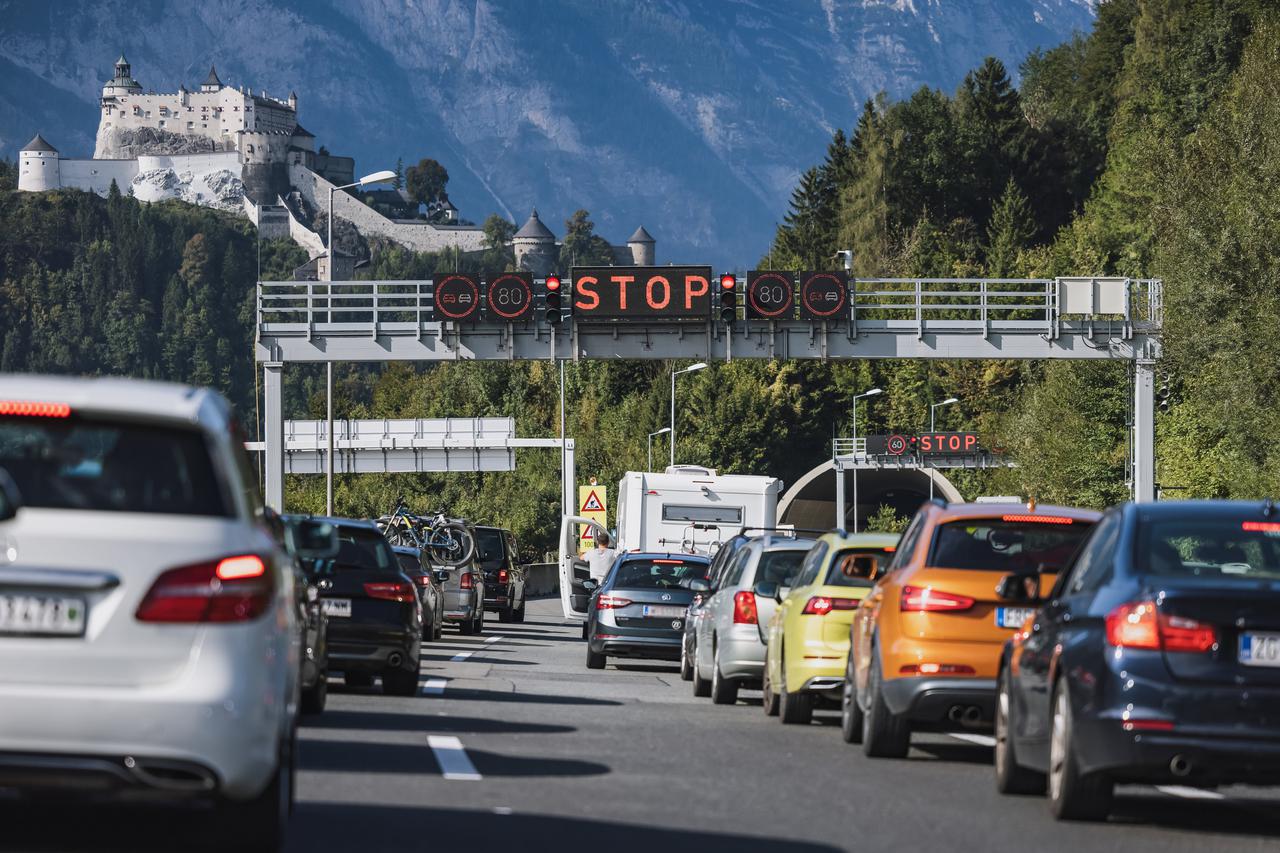 THEMENBILD, Stau auf der A10