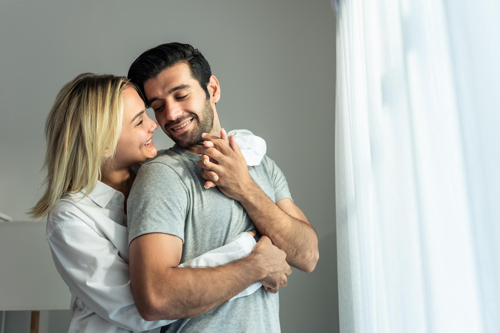 Degges-White dodaje kako suprotno ovim crvenim zastavicama, zdrave veze obilježava osjećaj zahvalnosti prema partneru i optimizam o zajedničkoj budućnosti. ‘U zdravoj vezi, fokusirani ste na ono što dolazi i osjećate nadu u budućnost, umjesto da se zadržavate na prošlim greškama’, zaključuje ona.