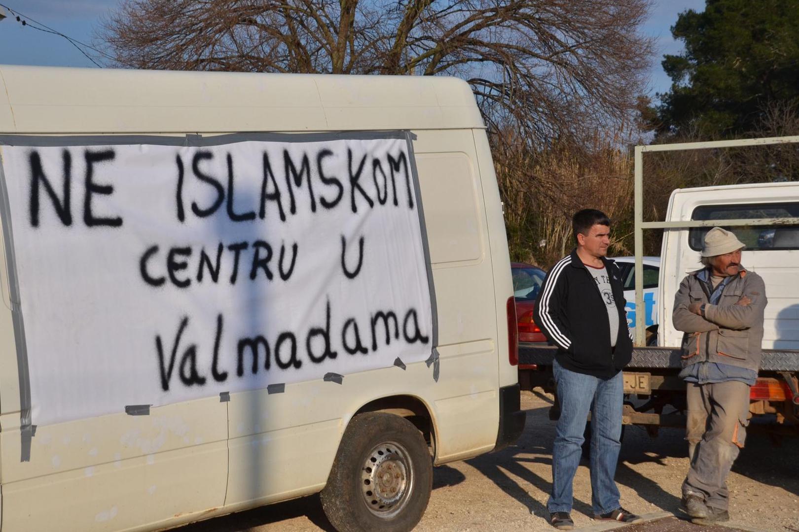 26.02.2015., Pula - Prosvjed mjestana Valmada i okolnih naselja protiv gradnje islamskog centra s dzamijom. Okupilo se vise od 300 gradjana koji su mimohodom do glavne prometnice, pulske zaobilaznice, setnjom u krug oko jednog rotora na nekoliko minuta blokirali prolazak vozila. 
Photo: Dusko Marusic/PIXSELL