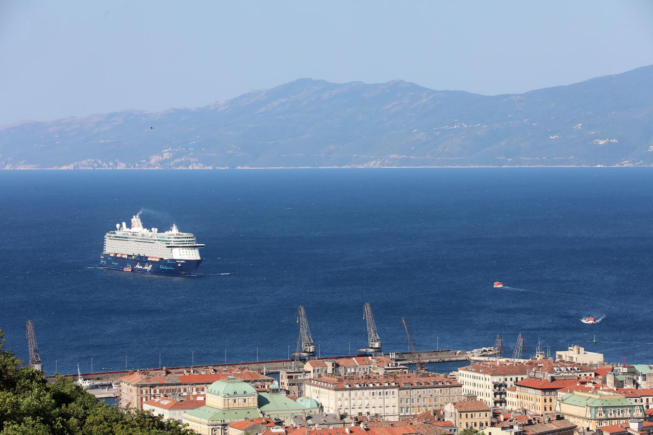 Kruzeri Marella Explorer 2 i Mein Schiff ispred riječke luke