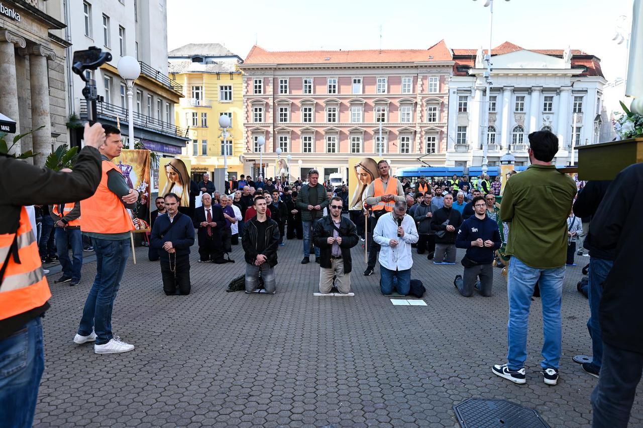 Zagreb: Molitelji se ponovno okupili na Trgu bana Jelačića