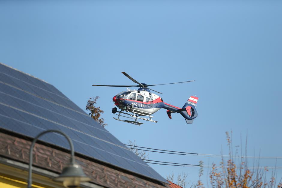 Altenfelden i dalje pod blokadom, gradom kruže oklopna vozila i prelijeću helikopteri