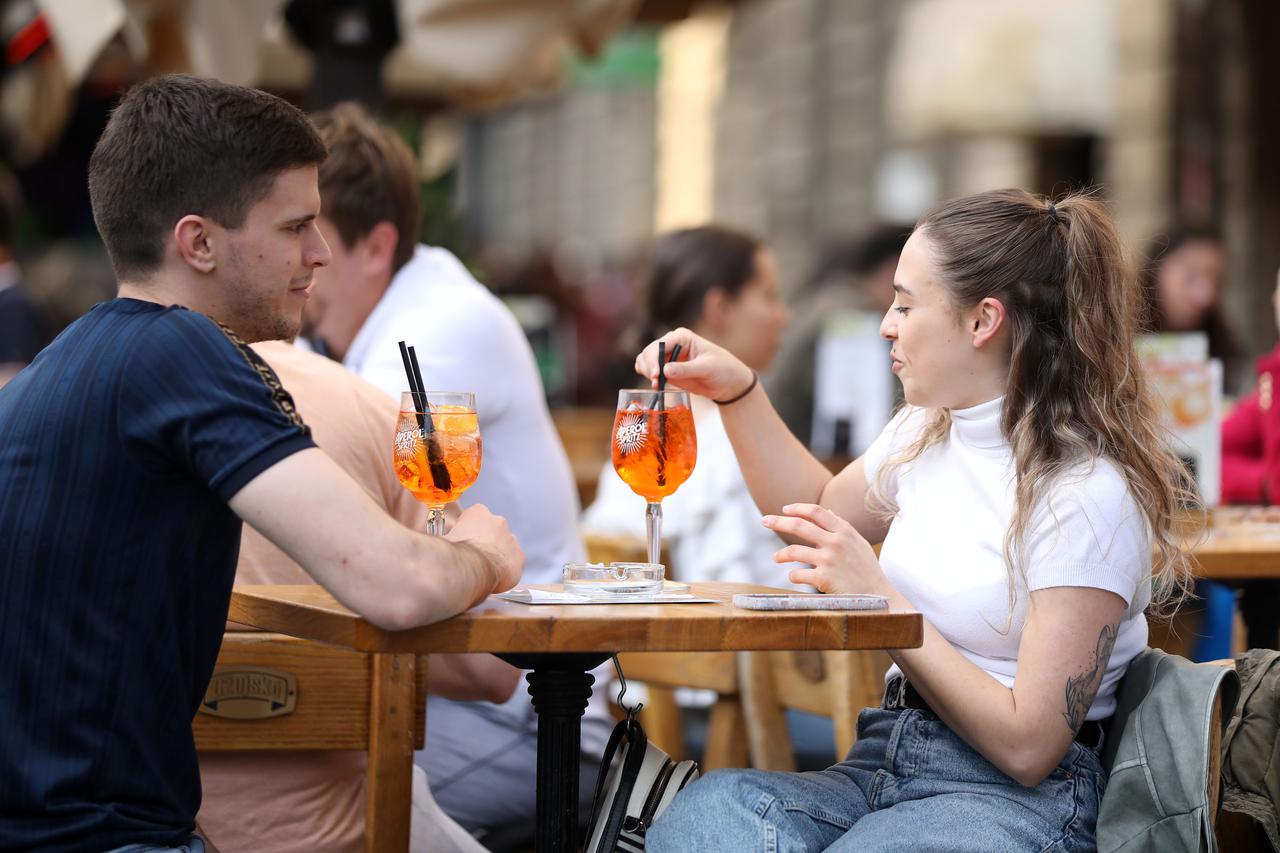 Zagreb: Građani iskoristili sunčano poslijepodne za šetnju centrom grada