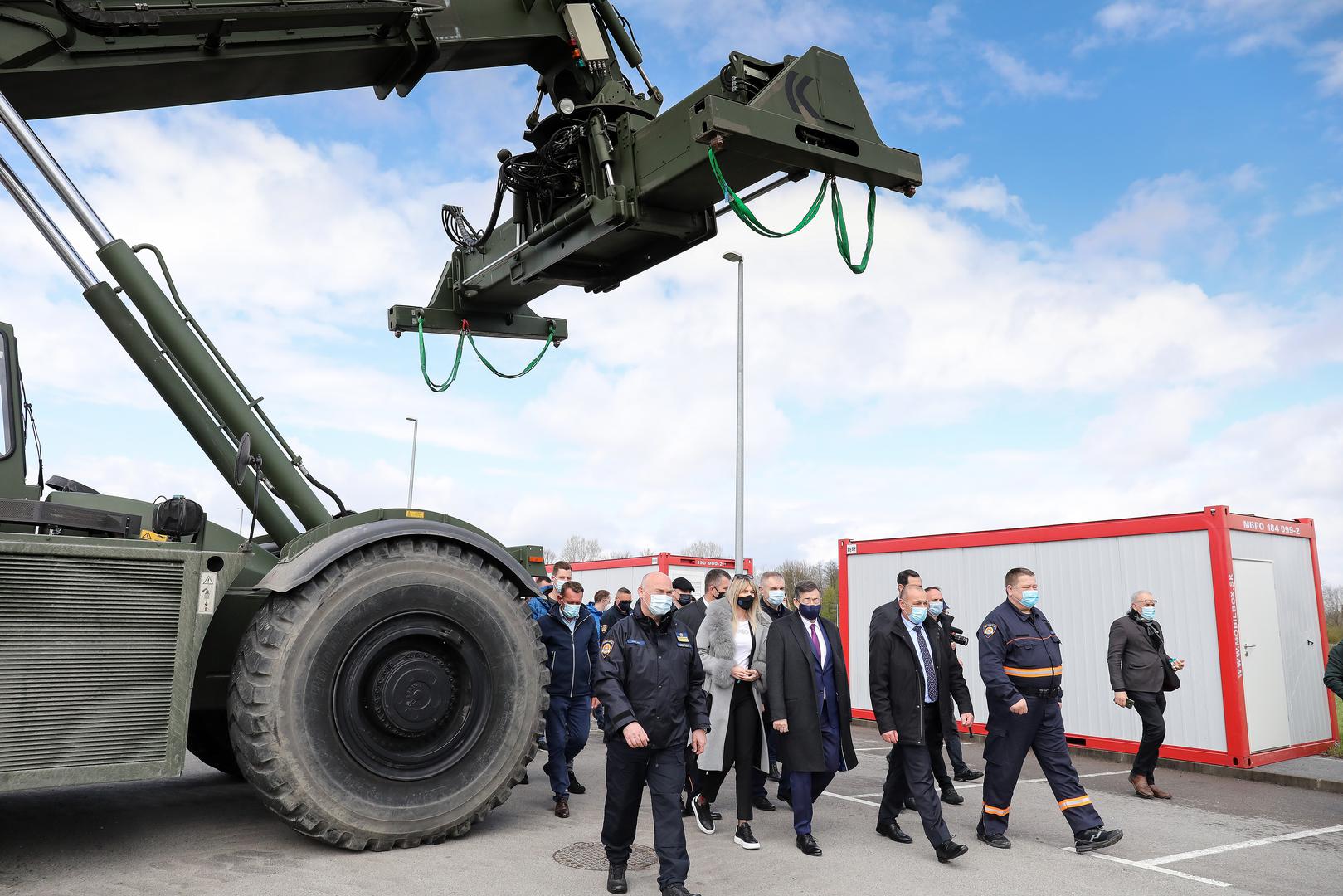 20.04.2021., Lekenik - Primopredaja 120 kontejnera, koje ce hrvatskim vlastima pomoci da sto bolje odgovore potrebama izazvanim potresom koji je mnoge gradjane ostavio bez doma. Lorinc Meszaros, madjarski poduzetnik koji je sa svojim partnerima osigurao ovu donaciju vrijednu milijun kuna, Tomo Medved, potpredsjednik Vlade i nacelnik Stozera Civilne zastite za otklanjanje posljedica potresa.
Photo: Emica Elvedji/PIXSELL