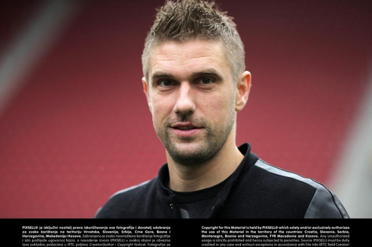 'Fußball 1. Bundesliga 1. FSV Mainz 05 - Vorstellung Klasnic, am Dienstag (11.09.2012) in der Coface Arena in Mainz. Neuzugang Ivan Klasnic posiert für die Fotografen im Stadion. Foto: Fredrik von Eri