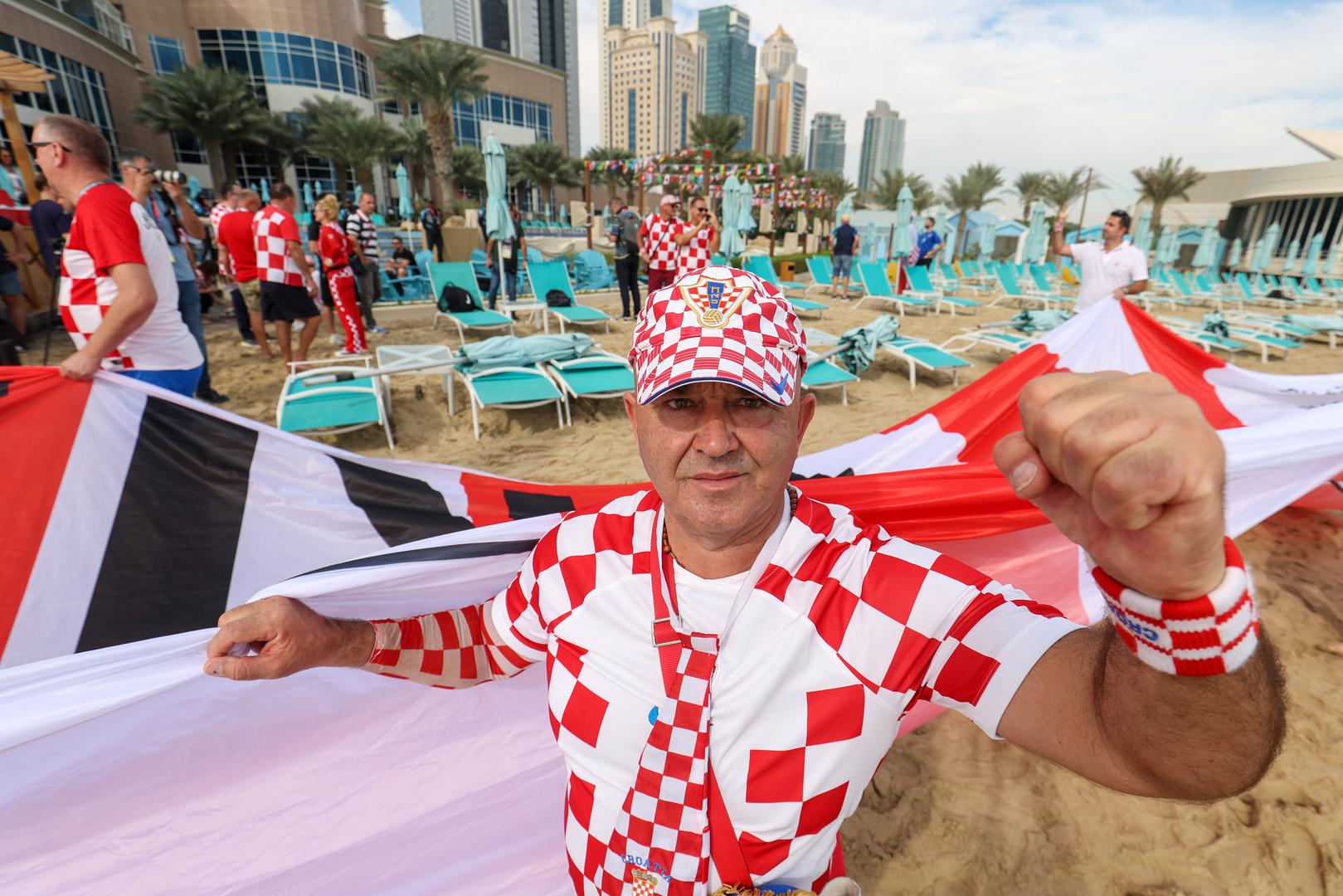 01.12.2022., Doha, Katar - FIFA Svjetsko prvenstvo Katar 2022. Navijaci hrvatske razvili su zastavu dugacku 200m na plazi ispred hotela Hilton Doha kako bi dali podrsku reprezentaciji pred utakmicu treceg kola protiv Belgije. Photo: Igor Kralj/PIXSELL