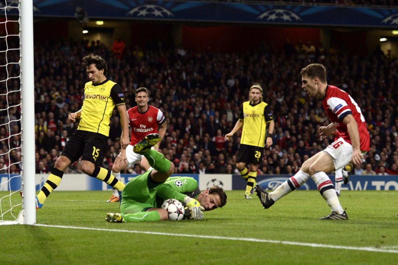 'Arsenal\'s Aaron Ramsey (R) has a shot saved by Borussia Dortmund\'s goalkeeper Roman Weidenfeller during their Champions League soccer match at the Emirates stadium in London October 22, 2013.    RE