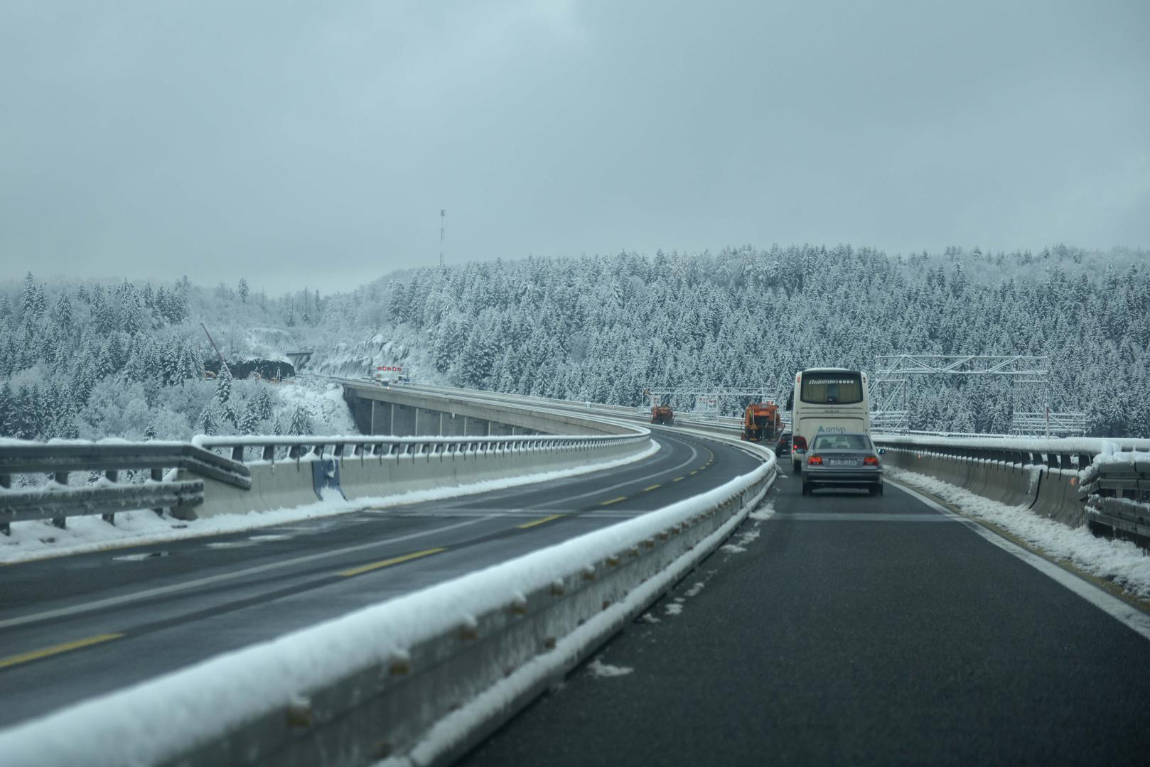 Najopasnija su mjesta mostovi, strmine, zavoji, raskrižja i semafori. Na tim se mjestima ceste najbrže zaleđuju i postaju skliske te također ostaju skliske i onda kada drugdje već izgledaju u redu. Vozači moraju paziti i kada voze uz jezera i kroz šume: zbog više vlage na tim je područjima i opasnost veća.