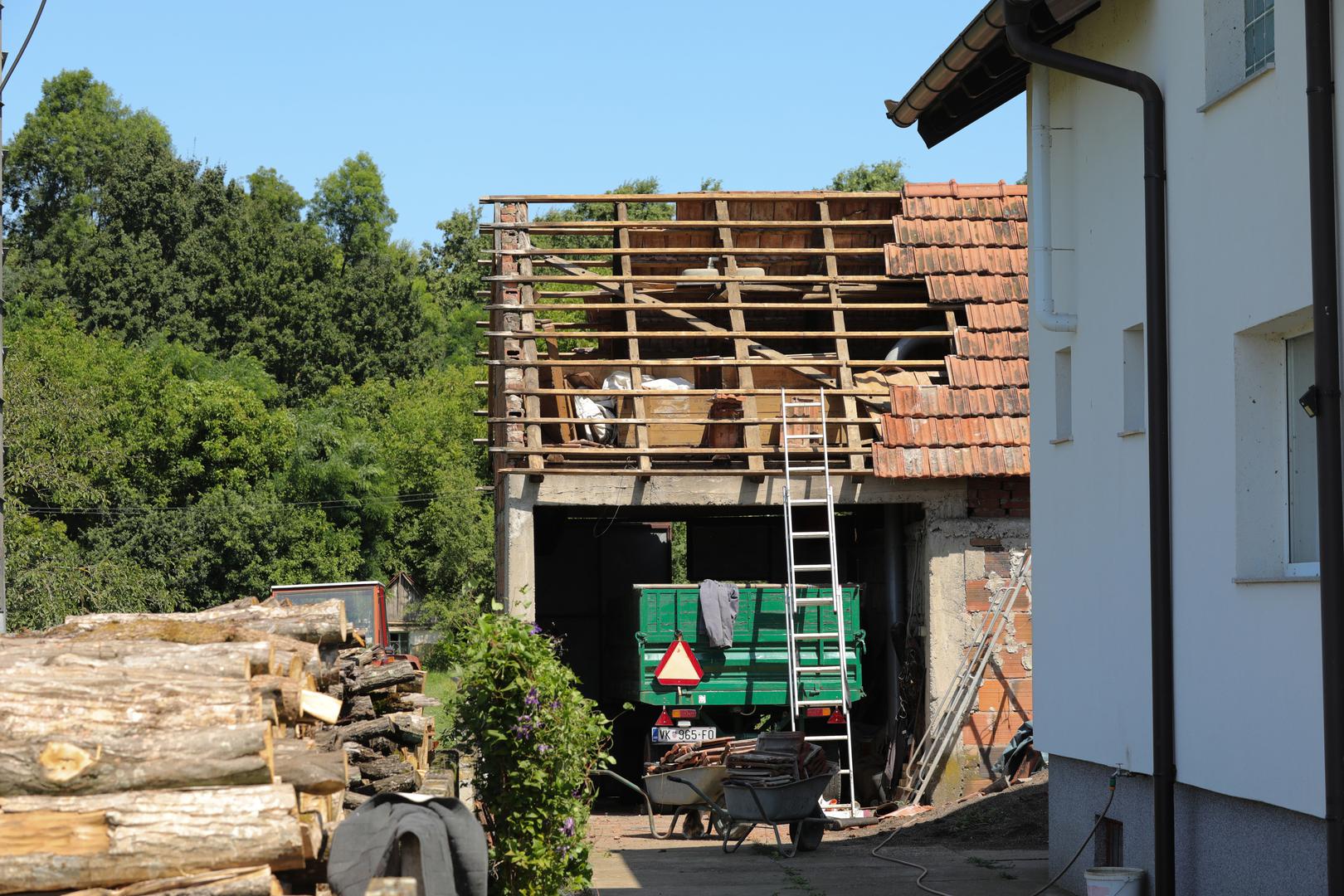 20.07.2023., Vinkovci - Gradiste, Andrijasevci i Cerna slavonska sela koja su jako strradala od posljednjeg olujnog nevremena. Stanovnici pokusavaju sanirati stetu. Photo: Dubravka Petric/PIXSELL