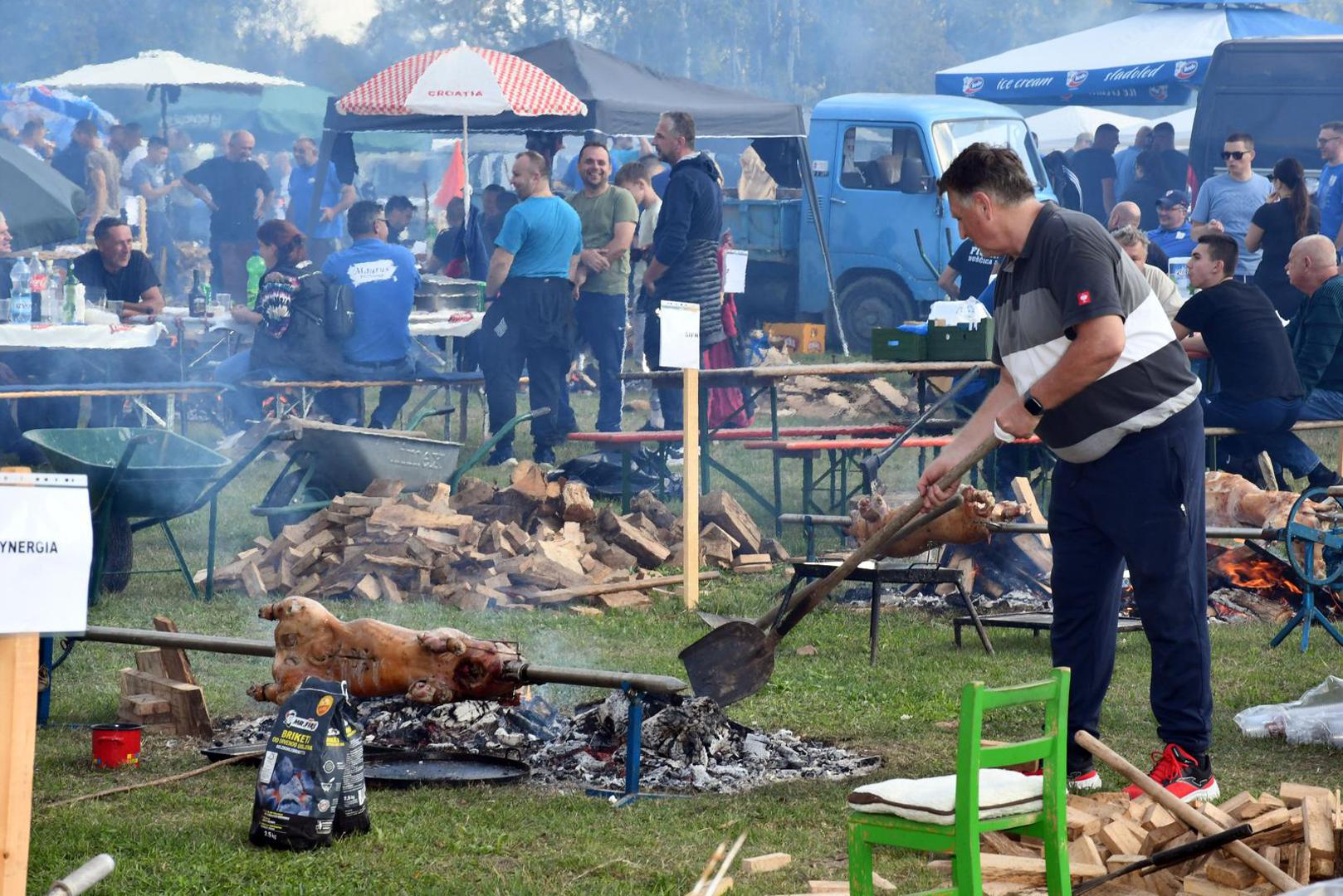 Atmosfera je vesela, okreće se velik broj pečenja, no uzvanika je također mnogo pa će se za porciju najboljih pečenki morati pošteno potruditi.