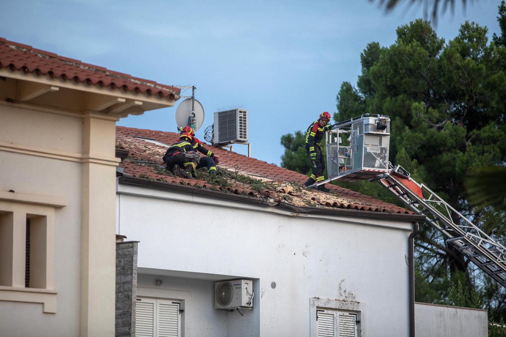 21.07.2023., Novigrad - Jako olujno nevrijeme pogodilo je  Istruu, a najvise je stradao  zapadni dio poluotoka, posebno  Novigrad, gje je nastala velika steta na sirem podrucju grada. Photo: Srecko Niketic/PIXSELL