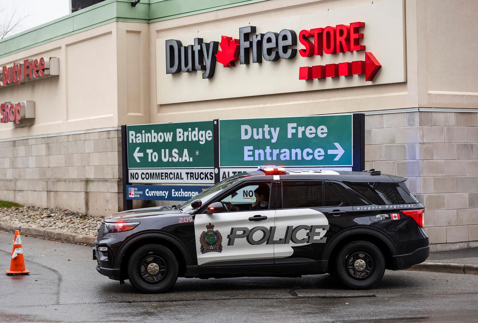 Niagara Regional Police and City of Niagara Falls workers close access to the Rainbow Bridge after an incident at the U.S. border crossing with Canada, as seen from Niagara Falls, Ontario, Canada November 22, 2023.  REUTERS/Tara Walton Photo: Tara Walton/REUTERS