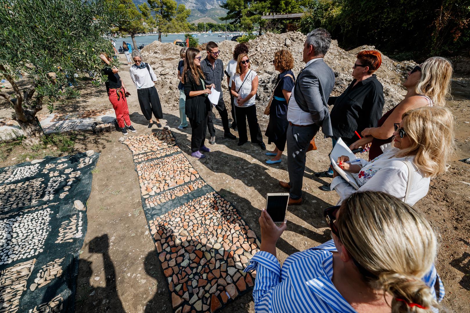 26.09.2024., Stobrec  - Prapovijesno Arheolosko nalaziste u centru Stobreca posjetila je ministrica Nina Obuljen Koezinek u pratnji Marine Ugarkovic. Photo: Zvonimir Barisin/PIXSELL