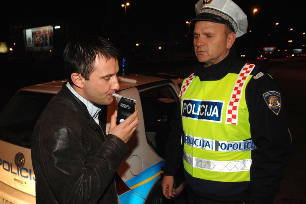 '11.11.2010., Zagreb - Policijski sluzbenici Esmir Sabic i Josip Fister na terenu tijekom pojacanih aktivnosti nadgledanja prometa za Martinje i dane vikenda. Milan Milosevic na alkotestu Photo: Davor