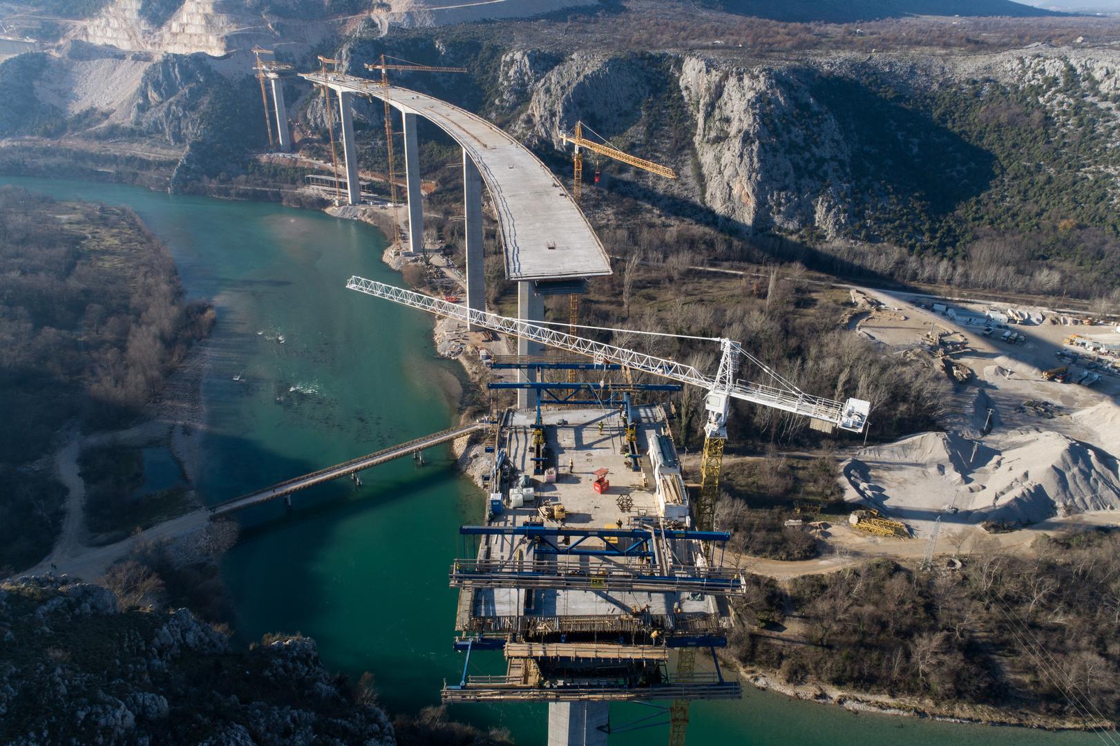 05.01.2023., Pocitelj, Bosna i Hercegovina - Radovi na mostu Pocitelj, jednom od najvecih infrastrukturnih projekata na Koridoru 5C, jos uvijek traju, iako je trebao biti zavrsen u 03. mjesecu prosle godine. Most Pocitelj duzine 980m i visine 100m, a gradi se u sklopu poddionice Pocitelj - Zvirovici. Photo: Armin Durgut/PIXSELL