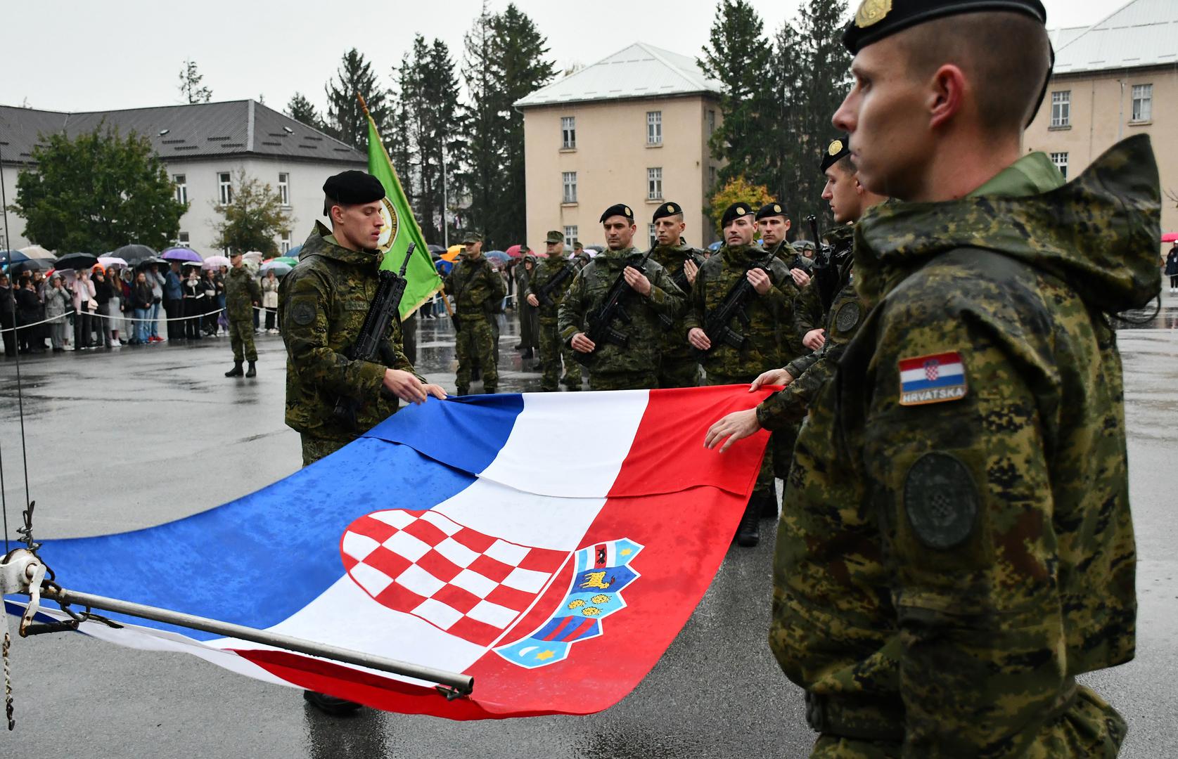 03.11.2023., Požega -  U Vojarni 123. brigade HV Pozega prisegnuo 40. narastaj rocnika na dragovoljnom vojnom osposobljavanju. Prisegu je dalo 75 rocnika, medju kojima je 62 muskarca i 13 zena. Svecanosti je nazocio nacelnik Glavnog stozera Oruzanih snaga RH admiral Robert Hranj. Photo: Ivica Galovic/PIXSELL